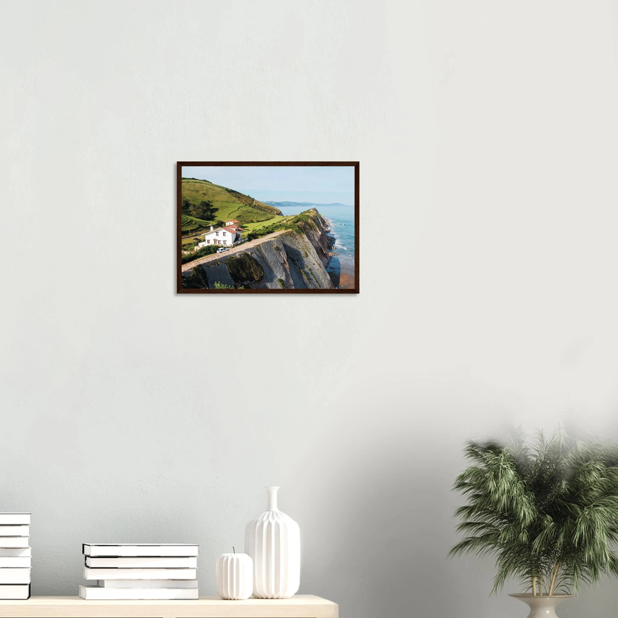 San Vicente de la Barquera, Spanien – Kantabrisches Fischerstädtchen mit Beachbreak Merón und Bergkulisse der Picos de Europa. Poster im Holzrahmen.