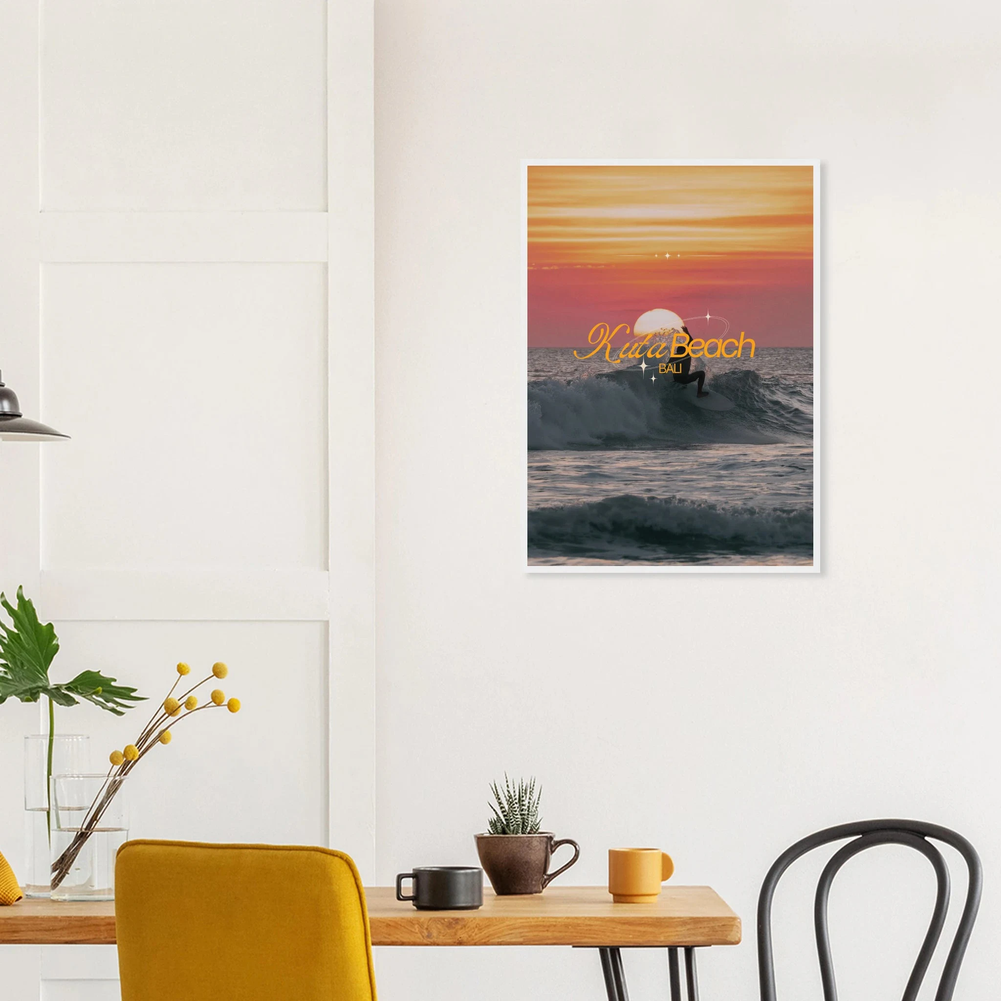 Kuta Beach, Bali (Indonesien) – Belebter Beachbreak im Süden Balis, klassischer Einsteiger-Spot mit weichen Wellen. Poster im Holzrahmen.