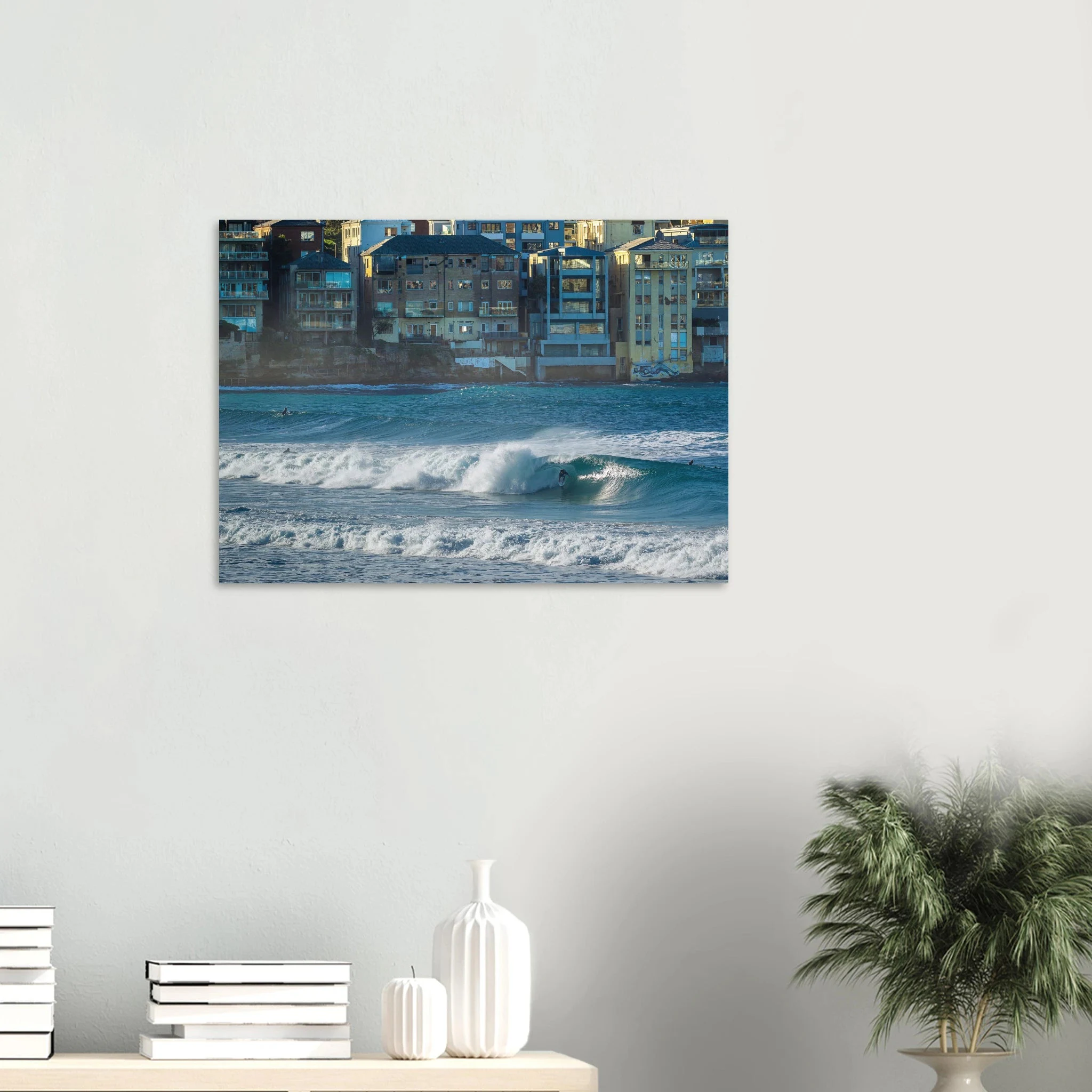 Bondi Beach, Australien – Ikonischer Stadtstrand im Osten Sydneys mit klassischem Beachbreak und Surfkultur-Geschichte. Poster.