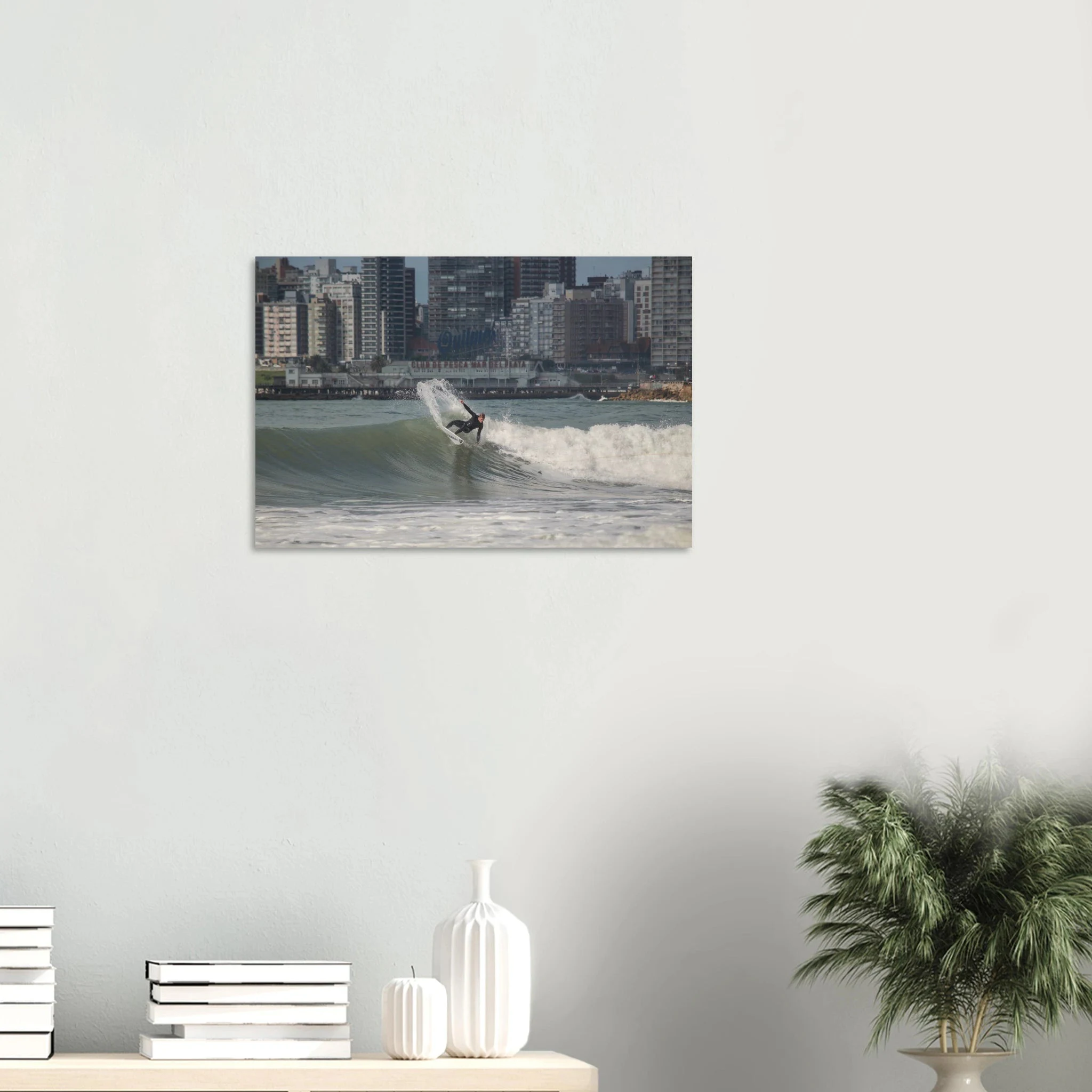 Mar del Plata, Argentinien – Atlantik-Badestadt südlich von Buenos Aires mit urbanen Beachbreaks und Pier-Wellen. Kunstdruck auf Holz.