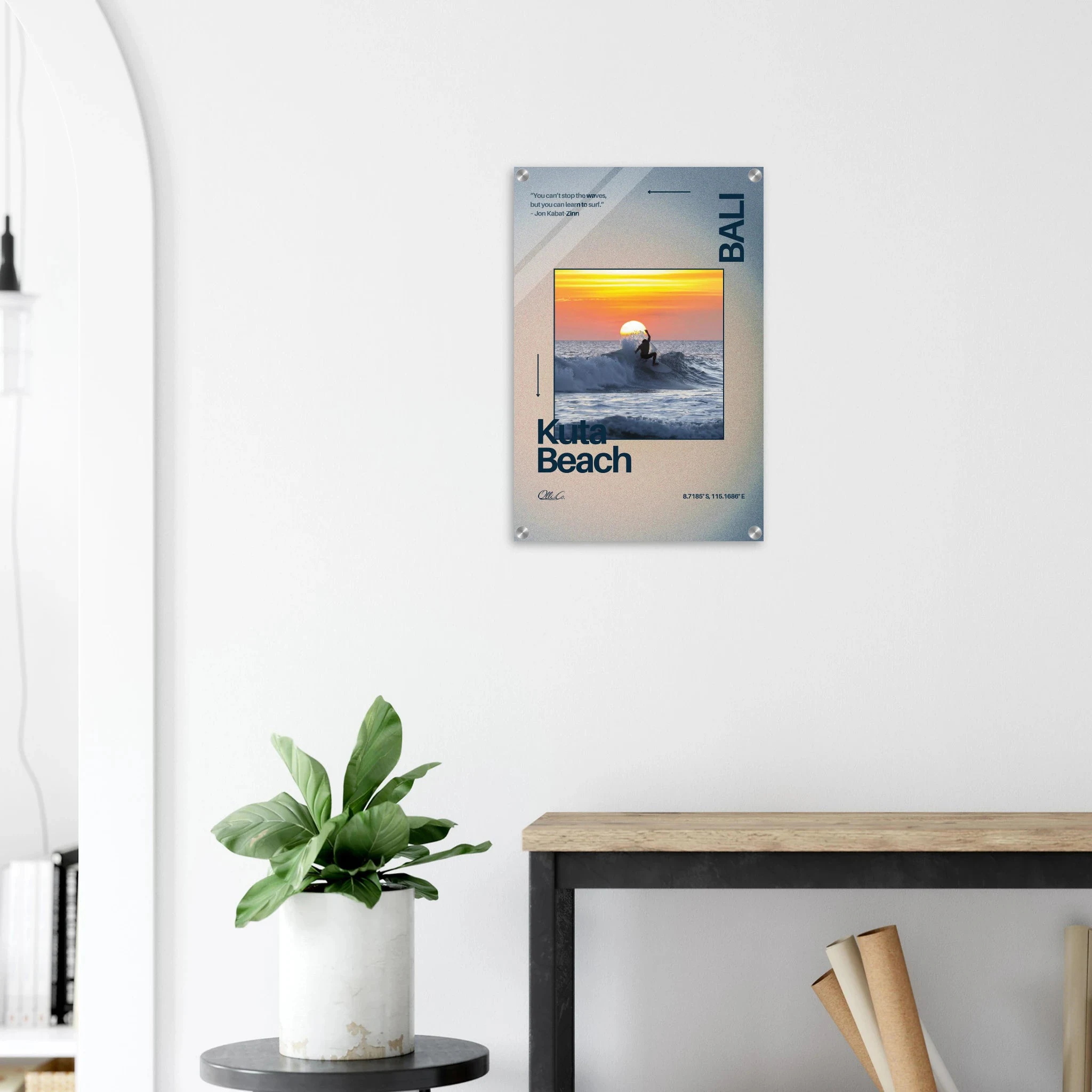Kuta Beach, Bali (Indonesien) – Belebter Beachbreak im Süden Balis, klassischer Einsteiger-Spot mit weichen Wellen. Kunstdruck auf Acrylglas.