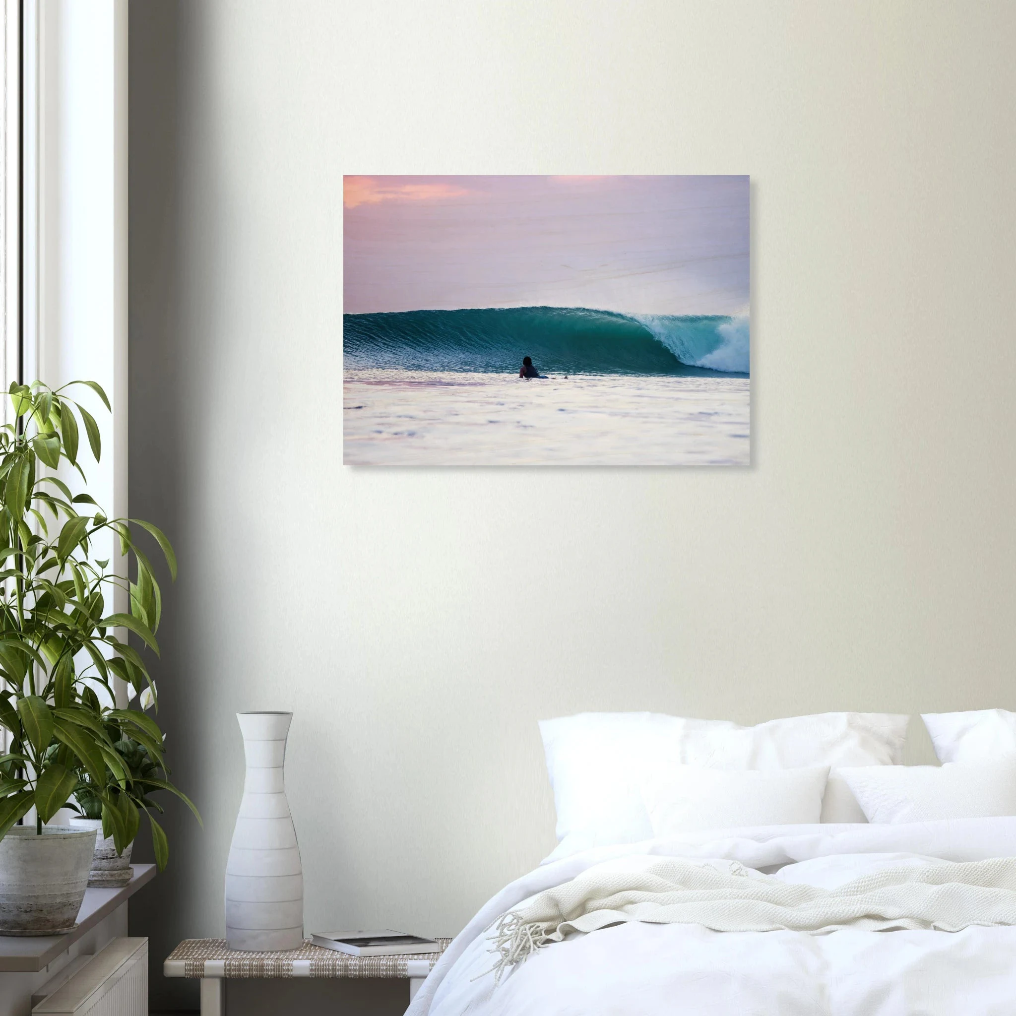 Kuta Beach, Bali (Indonesien) – Belebter Beachbreak im Süden Balis, klassischer Einsteiger-Spot mit weichen Wellen. Kunstdruck auf Holz.