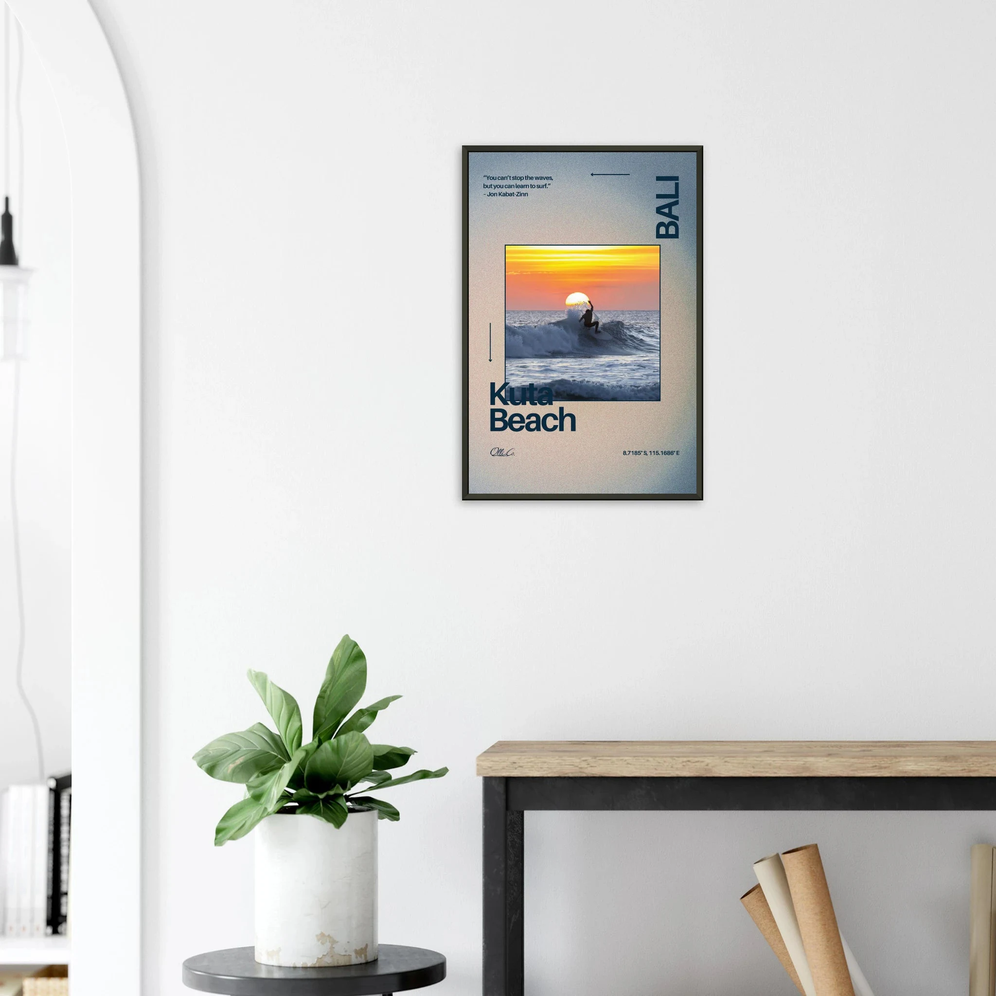 Kuta Beach, Bali (Indonesien) – Belebter Beachbreak im Süden Balis, klassischer Einsteiger-Spot mit weichen Wellen. Poster im Metallrahmen.