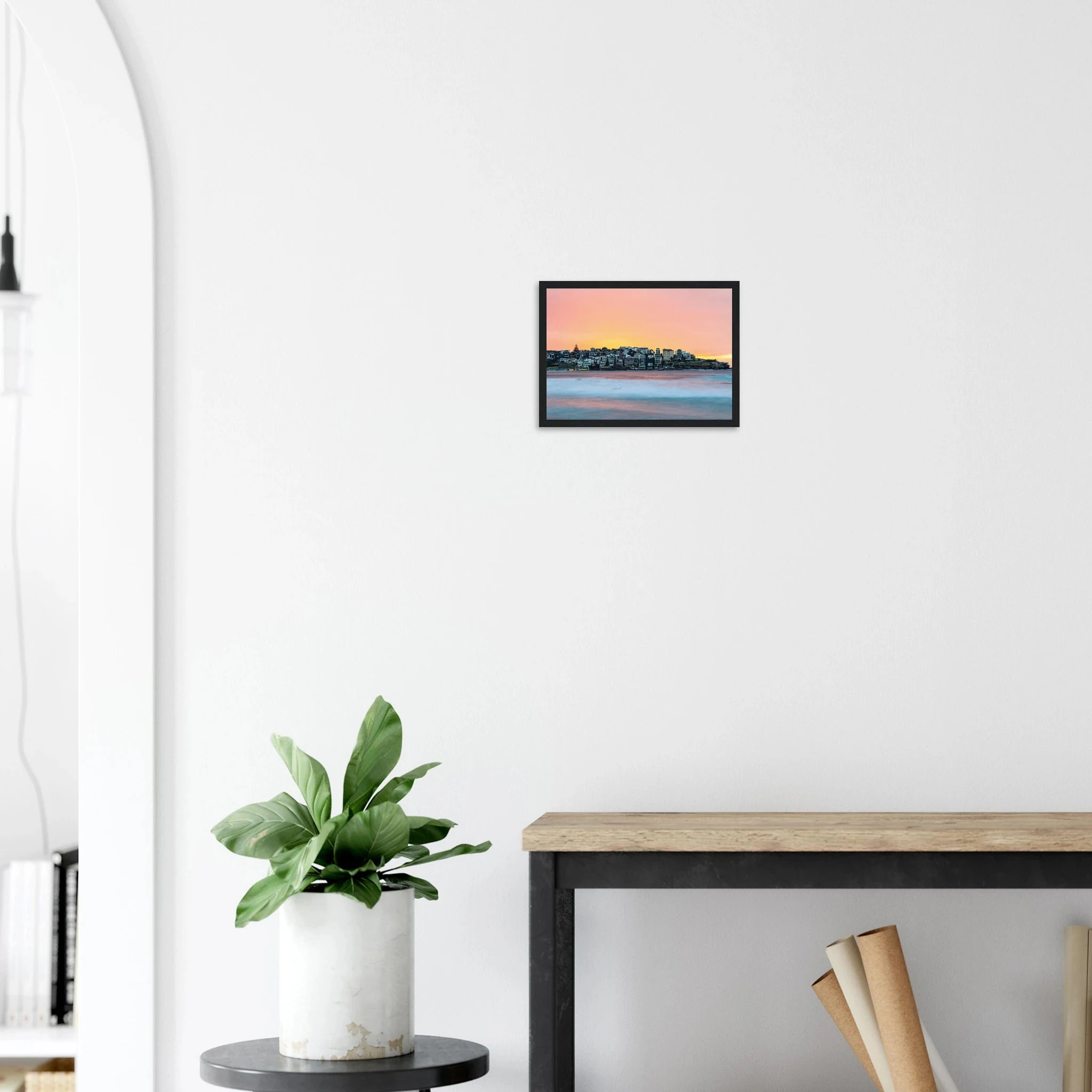 Bondi Beach, Australien – Ikonischer Stadtstrand im Osten Sydneys mit klassischem Beachbreak und Surfkultur-Geschichte. Poster im Holzrahmen.