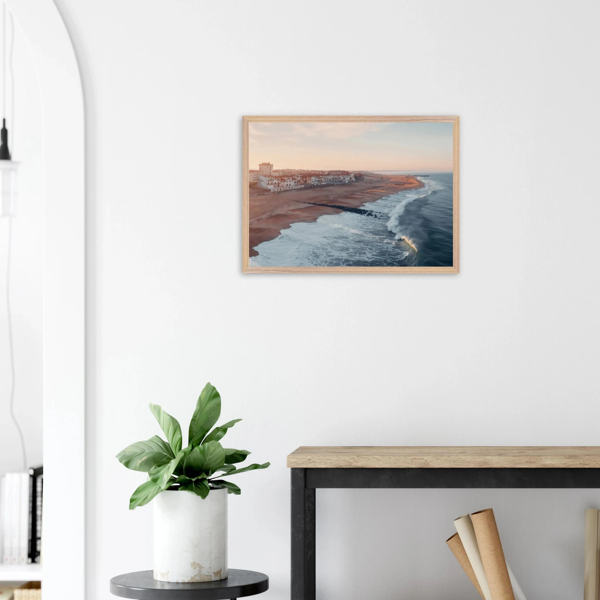 Hossegor, Frankreich – Beachbreak-Hotspot in den Landes, Austragungsort der WSL-Quiksilver-Pro-Wettkämpfe. Poster im Galerie-Holzrahmen.