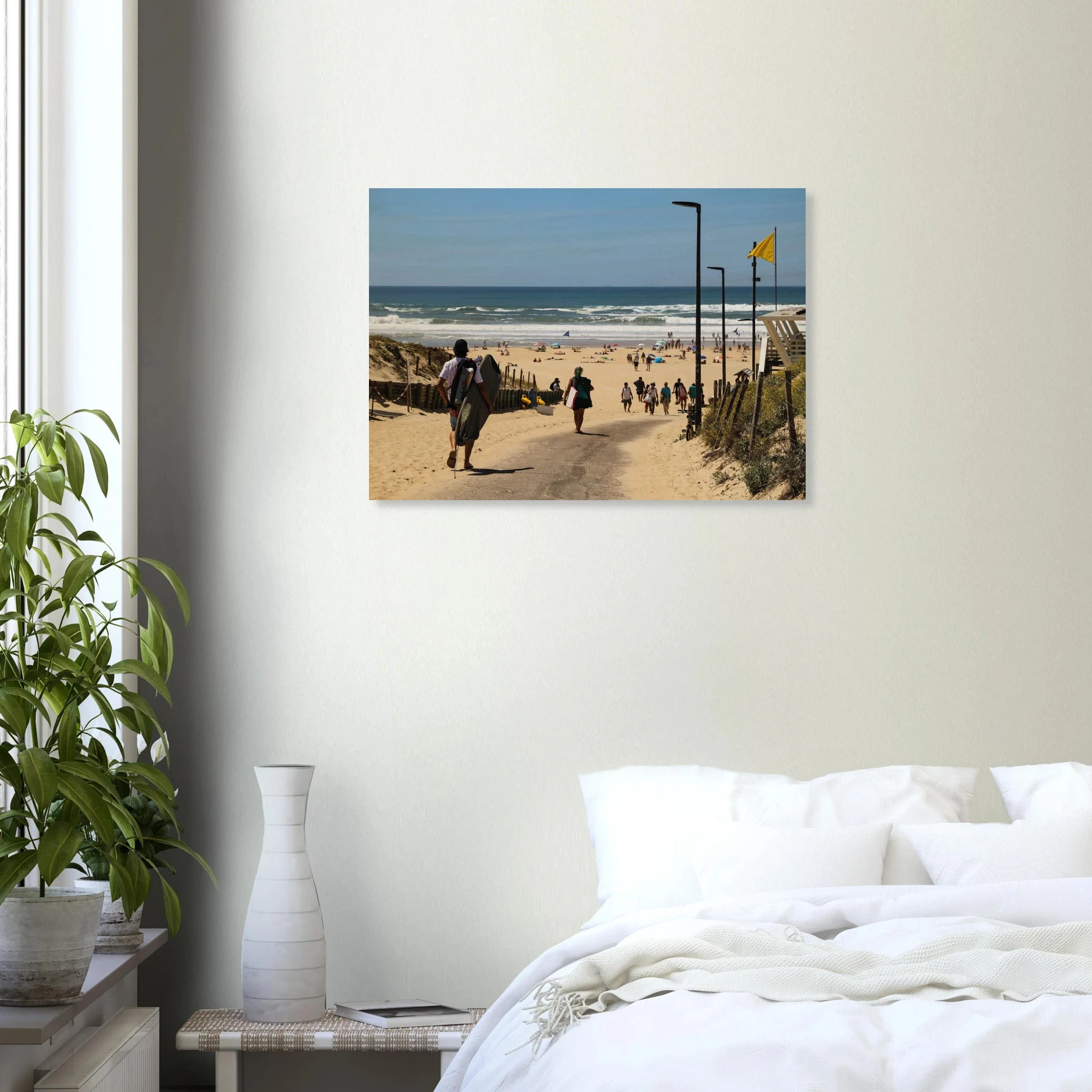 Moliets-et-Maa, Frankreich – Ruhiger Pinienwald-Strand in den Landes mit beständigem Atlantik-Swell für alle Levels. Kunstdruck auf Holz.