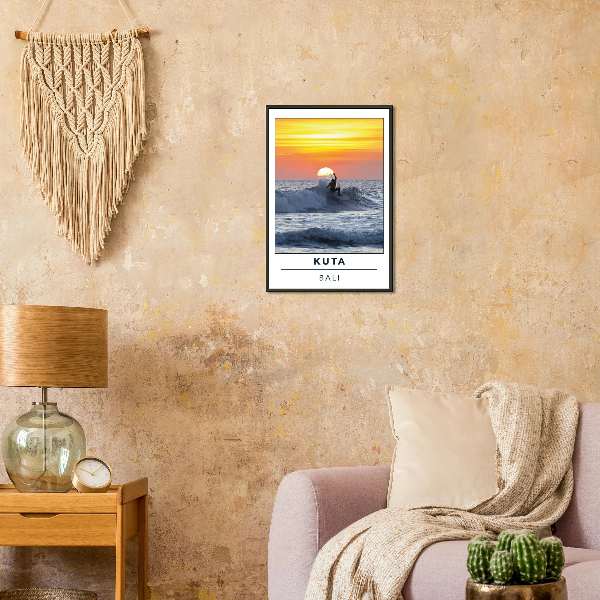 Kuta Beach, Bali (Indonesien) – Belebter Beachbreak im Süden Balis, klassischer Einsteiger-Spot mit weichen Wellen. Poster im Metallrahmen.