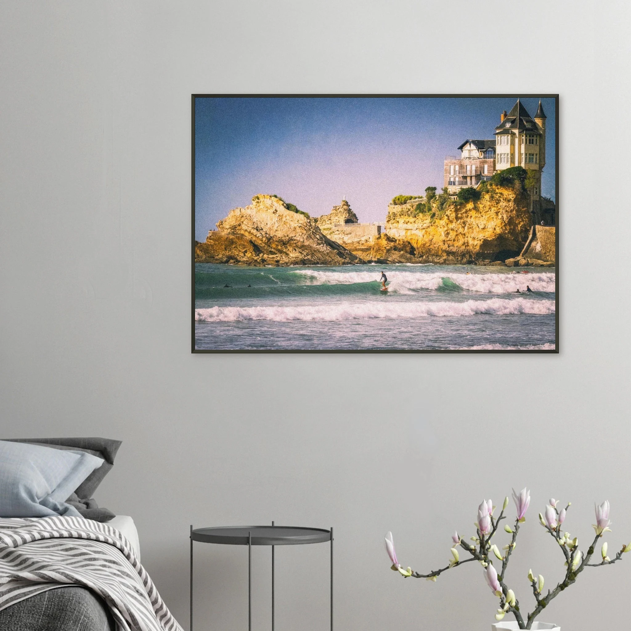 Biarritz, Frankreich – Mondäner Surfort am baskischen Atlantik, Wiege des europäischen Wellenreitens seit den 1950er-Jahren. Poster im Metallrahmen.