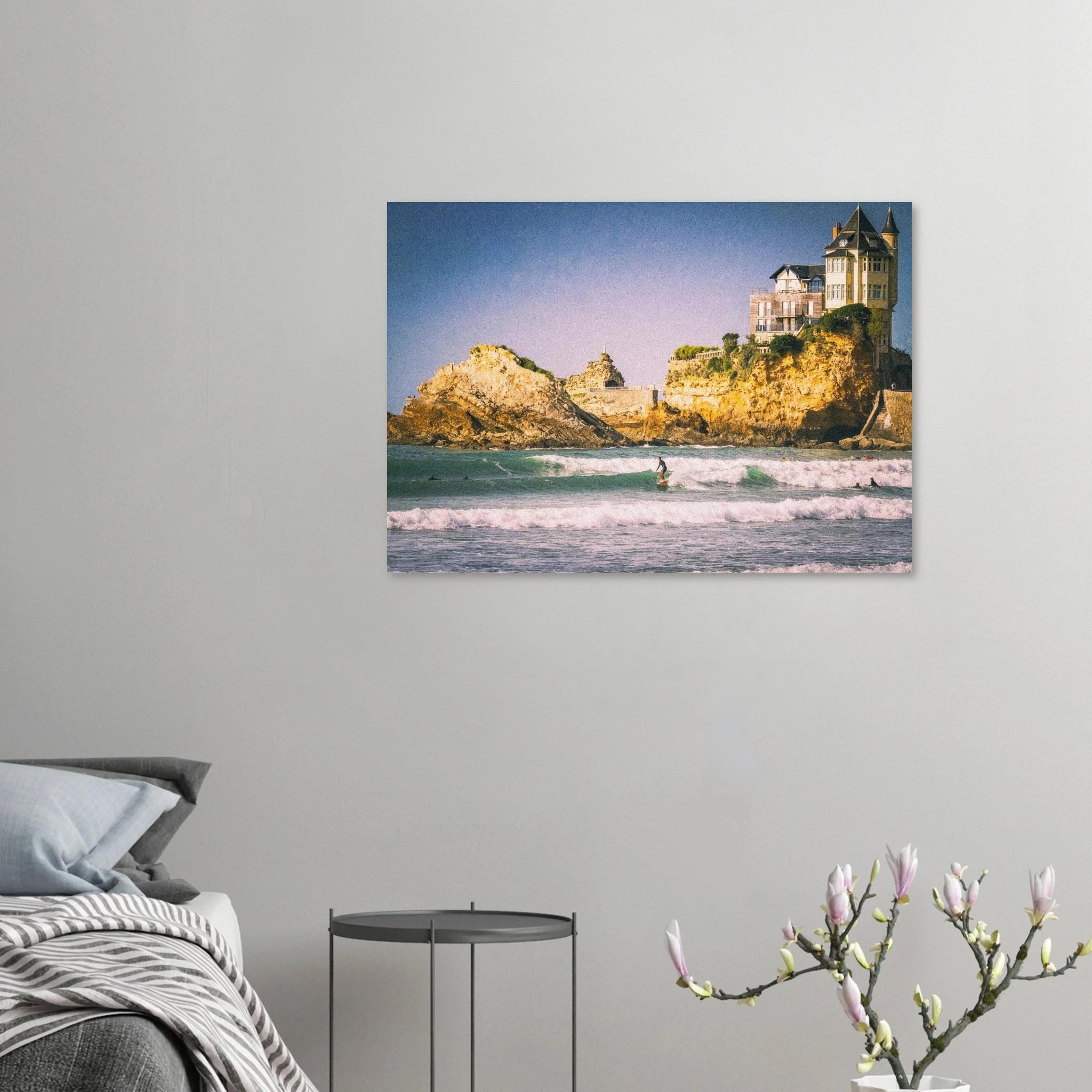 Biarritz, Frankreich – Mondäner Surfort am baskischen Atlantik, Wiege des europäischen Wellenreitens seit den 1950er-Jahren. Poster.