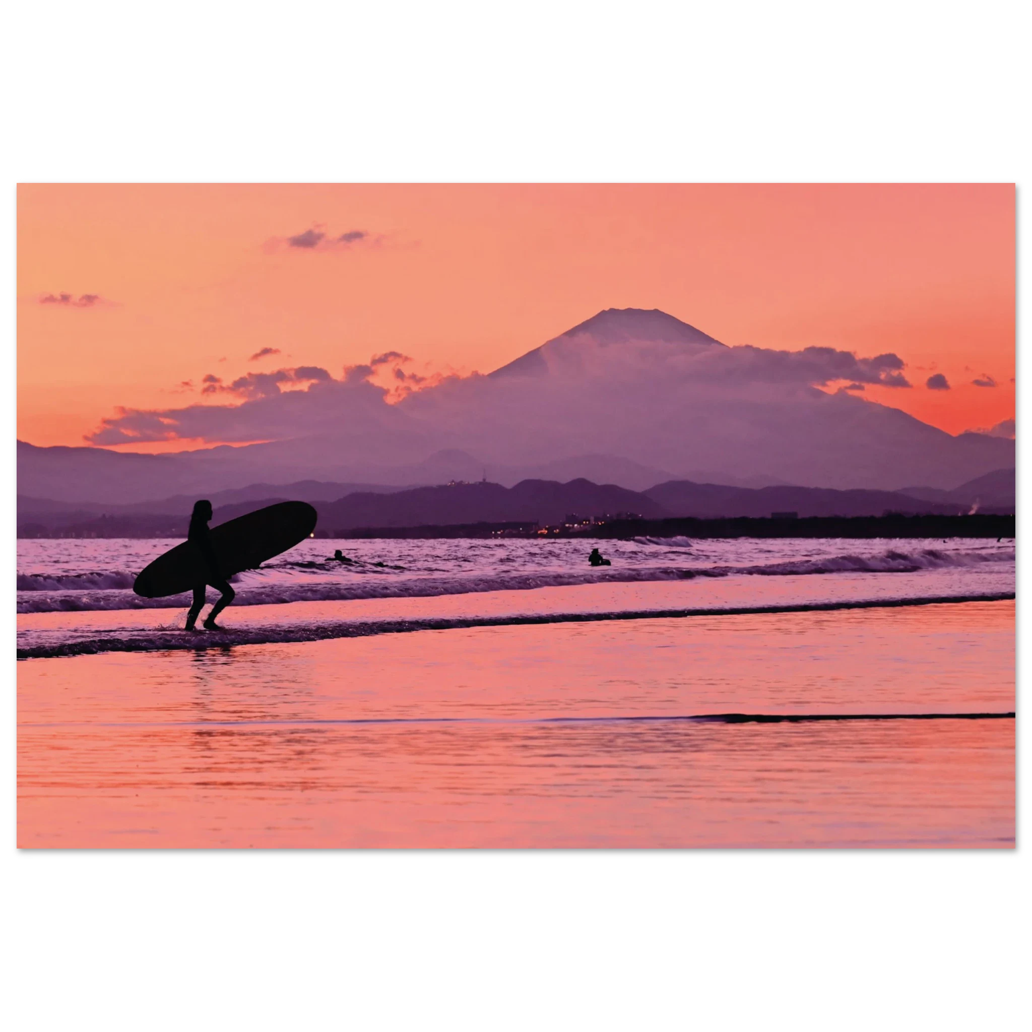 Shonan, Japan – Surfregion an der Sagami-Bucht südwestlich von Tokio, Wiege des japanischen Wellenreitens. Kunstdruck auf Alu-Dibond.