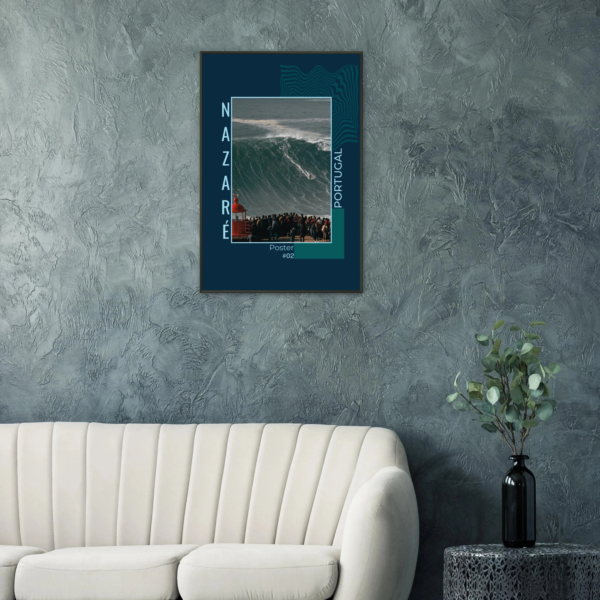 Nazaré, Portugal – Praia do Norte, weltgrößte Big-Wave-Welle Europas an der portugiesischen Atlantikküste. Poster im Metallrahmen.