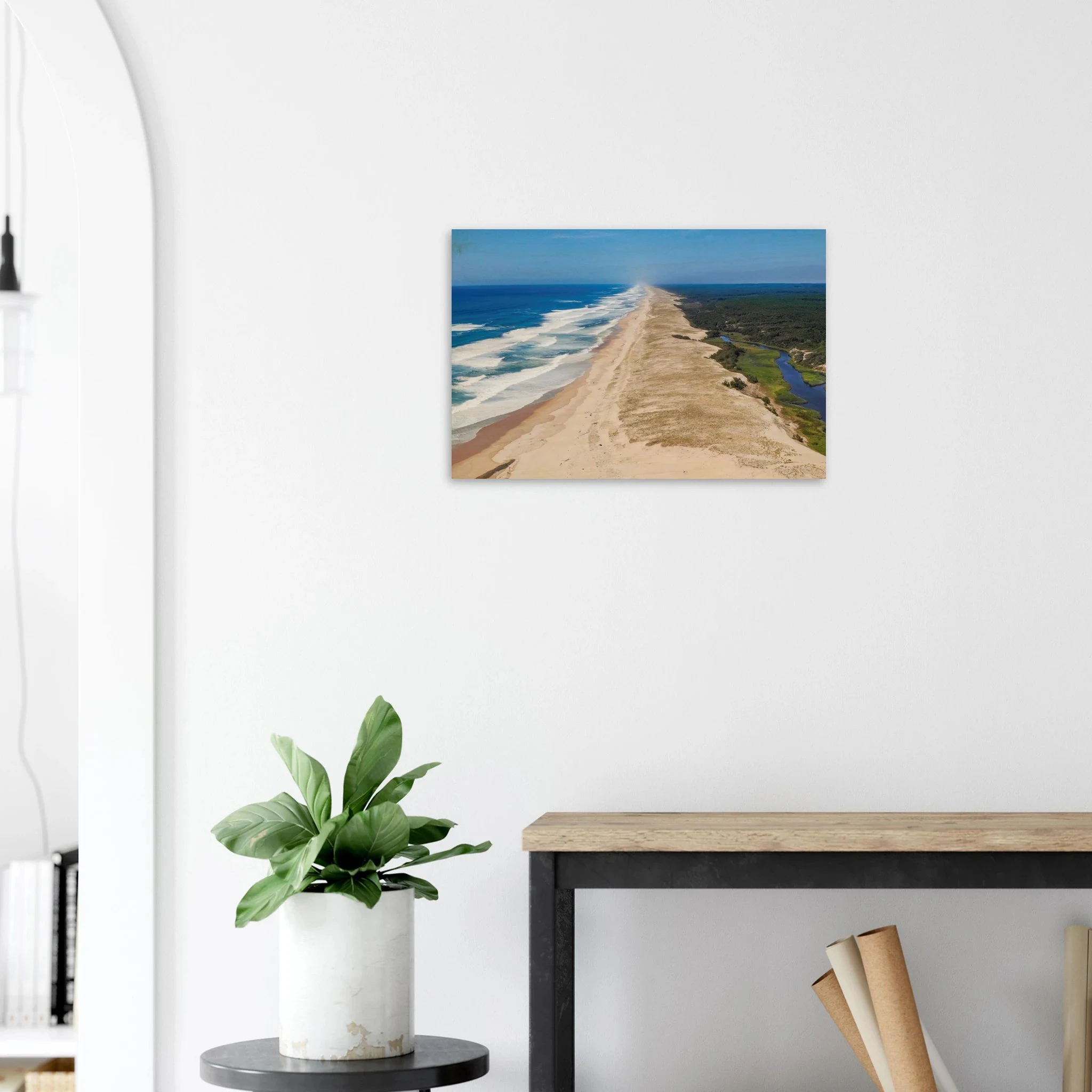 Moliets-et-Maa, Frankreich – Ruhiger Pinienwald-Strand in den Landes mit beständigem Atlantik-Swell für alle Levels. Kunstdruck auf Holz.