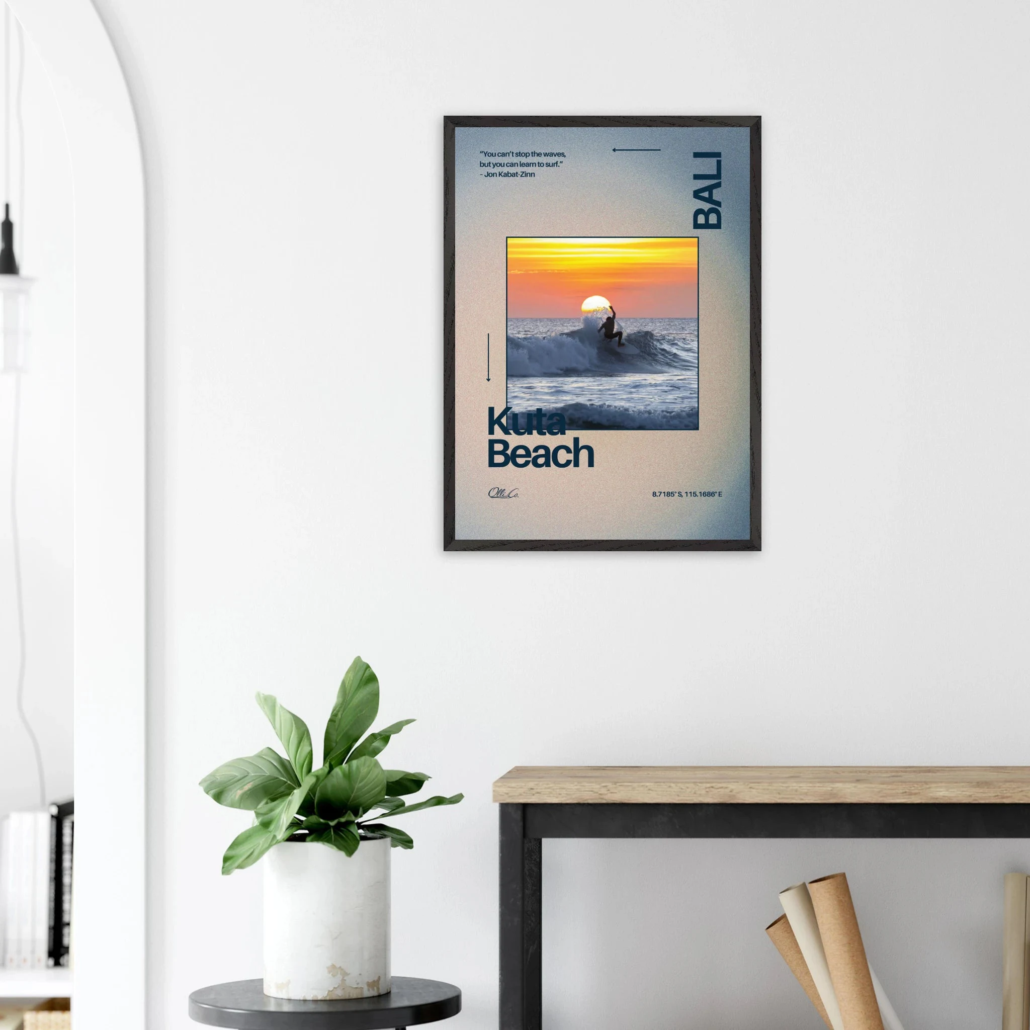 Kuta Beach, Bali (Indonesien) – Belebter Beachbreak im Süden Balis, klassischer Einsteiger-Spot mit weichen Wellen. Poster im Galerie-Holzrahmen.