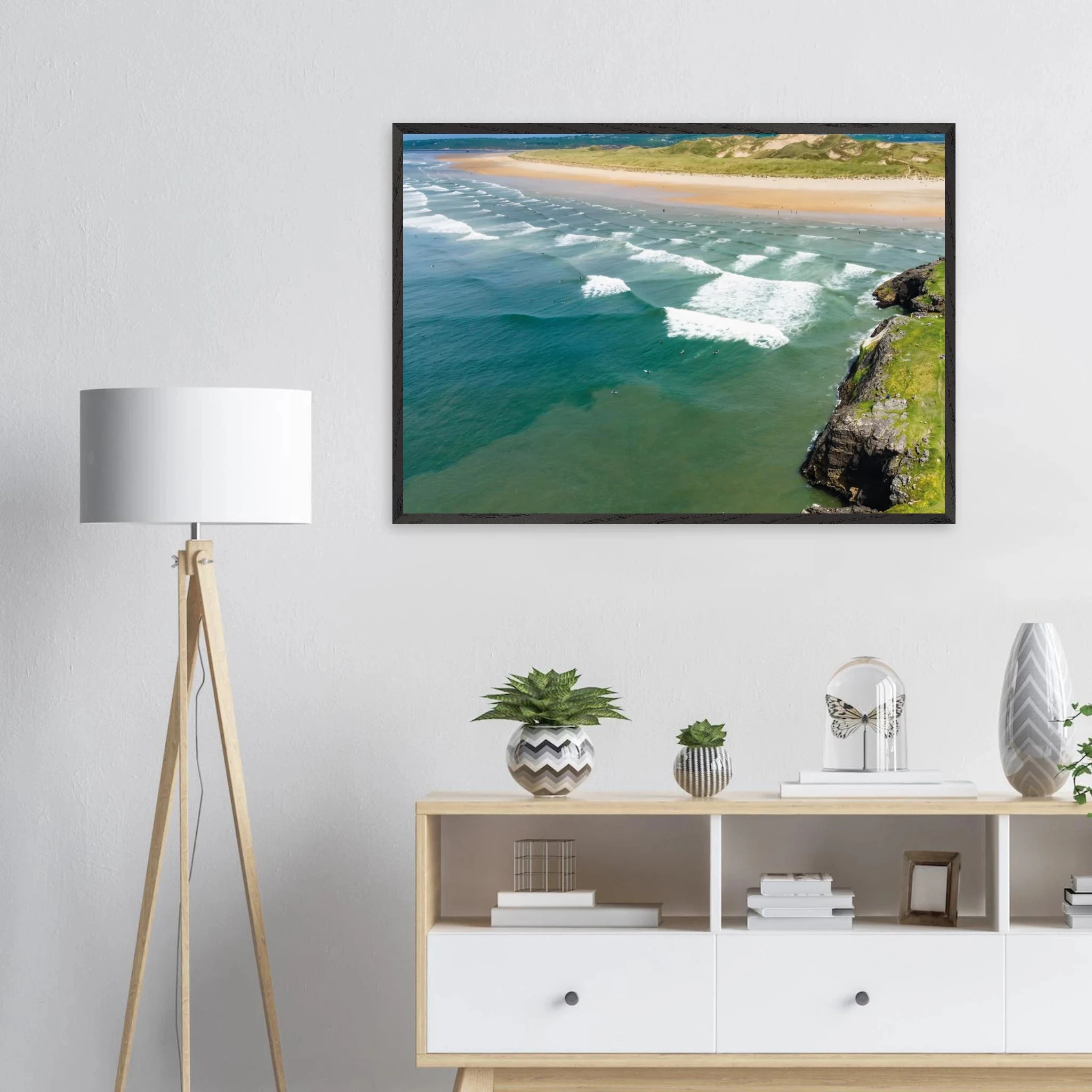 Bundoran, Irland – Atlantik-Surfspot in der Grafschaft Donegal mit Reefbreak The Peak und kaltem Wasser. Poster im Galerie-Holzrahmen.