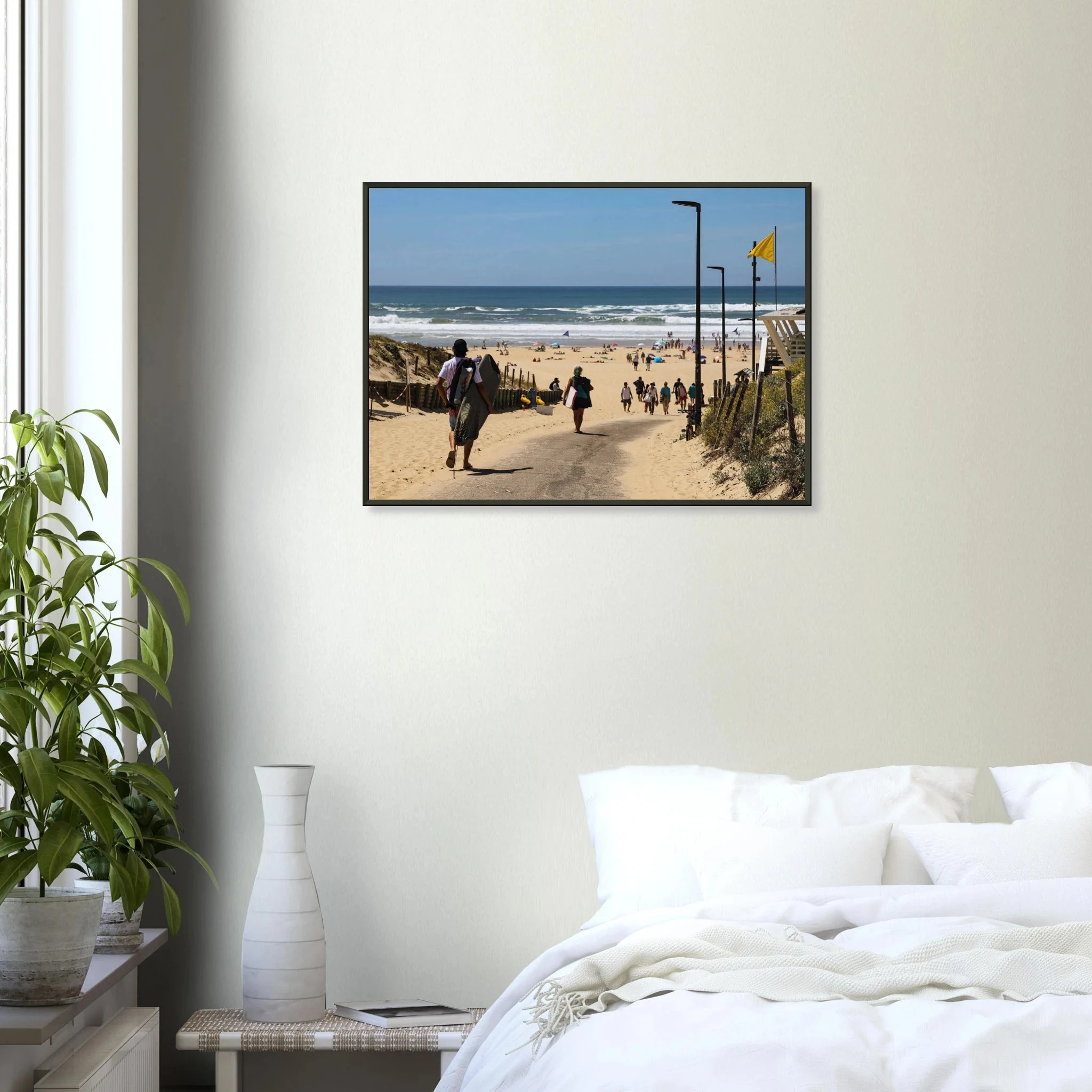 Moliets-et-Maa, Frankreich – Ruhiger Pinienwald-Strand in den Landes mit beständigem Atlantik-Swell für alle Levels. Poster im Metallrahmen.
