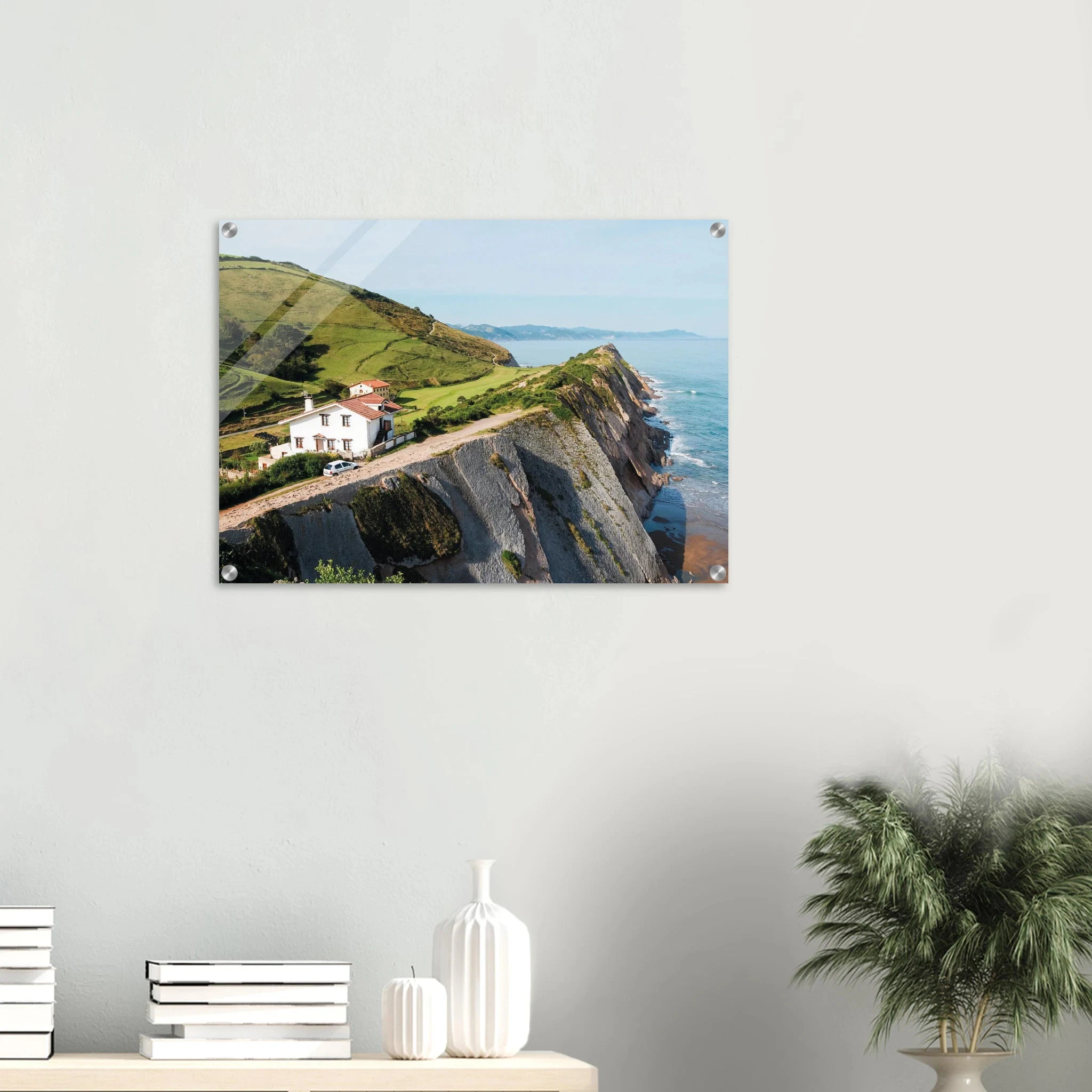 San Vicente de la Barquera, Spanien – Kantabrisches Fischerstädtchen mit Beachbreak Merón und Bergkulisse der Picos de Europa. Kunstdruck auf Acrylglas.