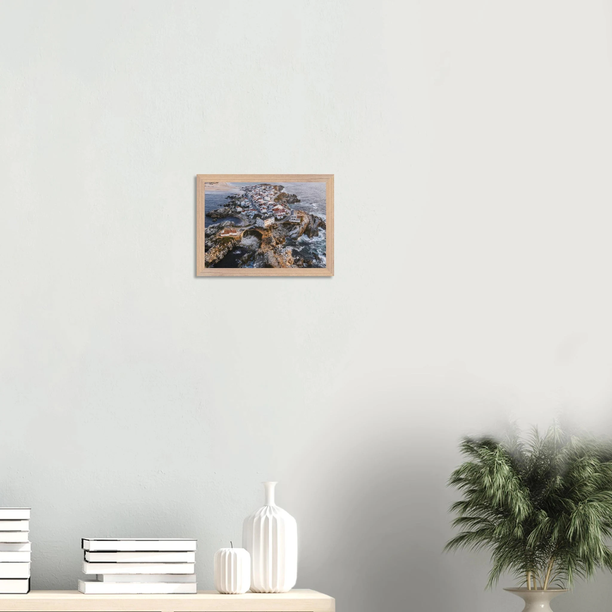 Peniche, Portugal – Halbinsel mit Supertubos-Beachbreak, Austragungsort der WSL Meo Rip Curl Pro Portugal. Poster im Galerie-Holzrahmen.