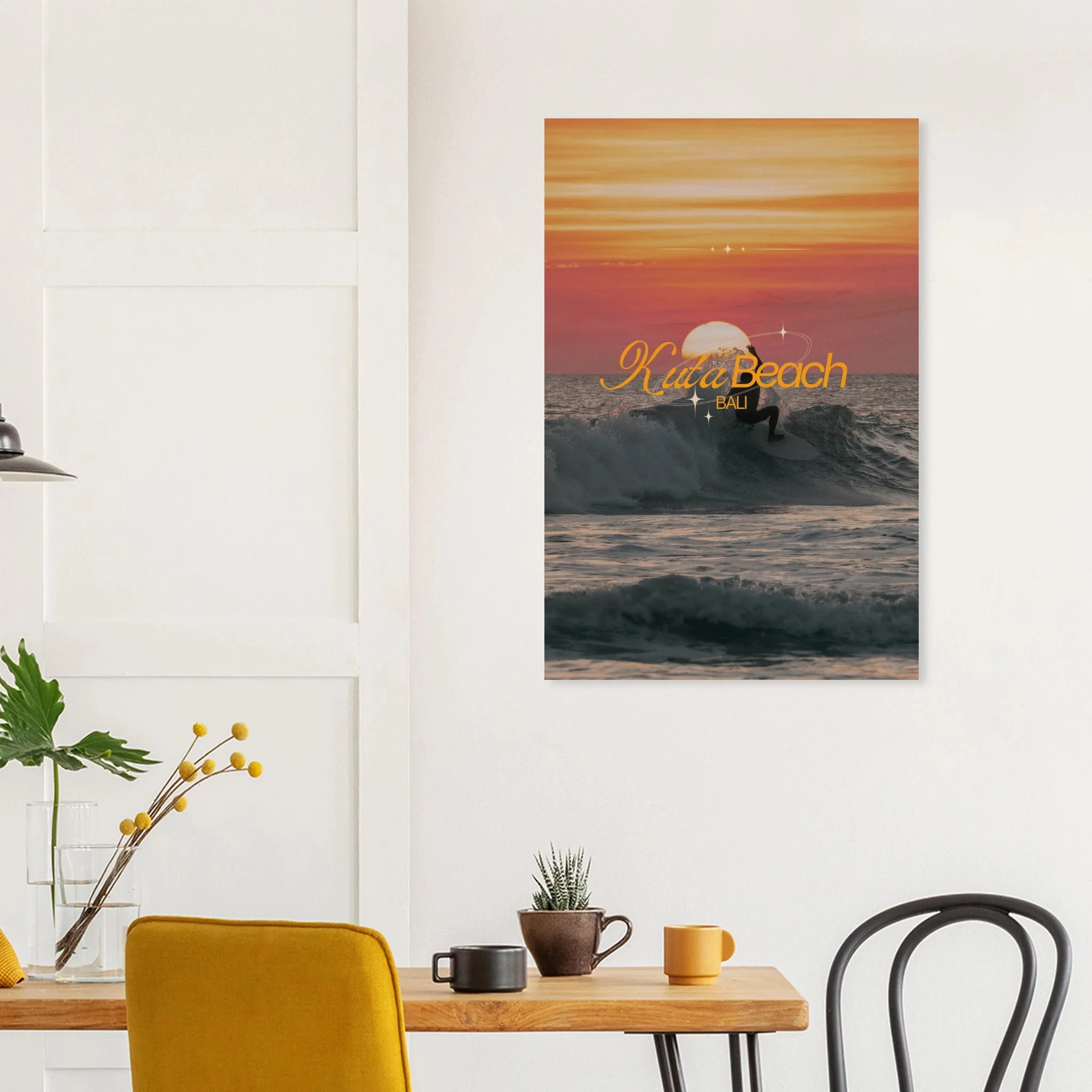 Kuta Beach, Bali (Indonesien) – Belebter Beachbreak im Süden Balis, klassischer Einsteiger-Spot mit weichen Wellen. Kunstdruck auf Holz.