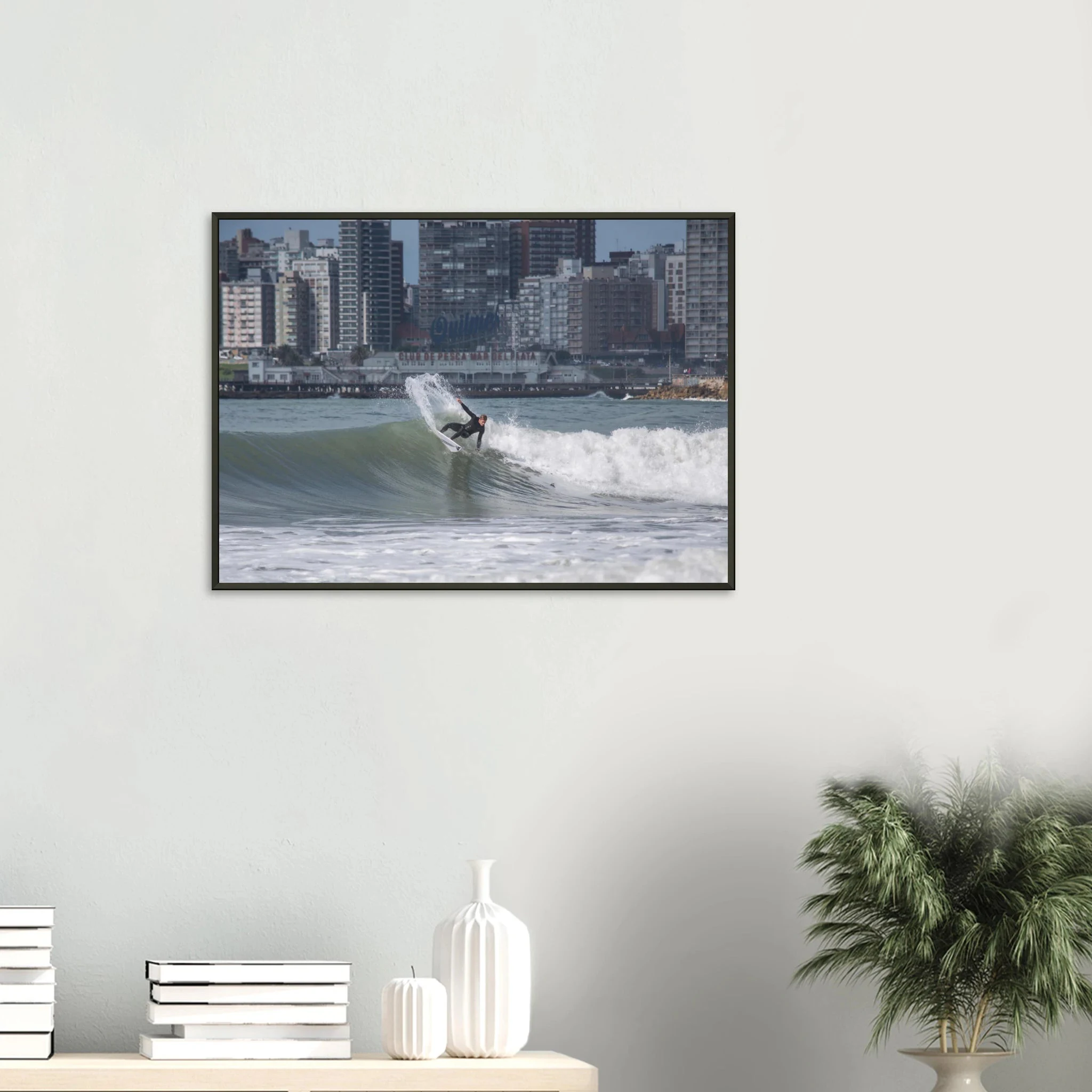 Mar del Plata, Argentinien – Atlantik-Badestadt südlich von Buenos Aires mit urbanen Beachbreaks und Pier-Wellen. Poster im Metallrahmen.