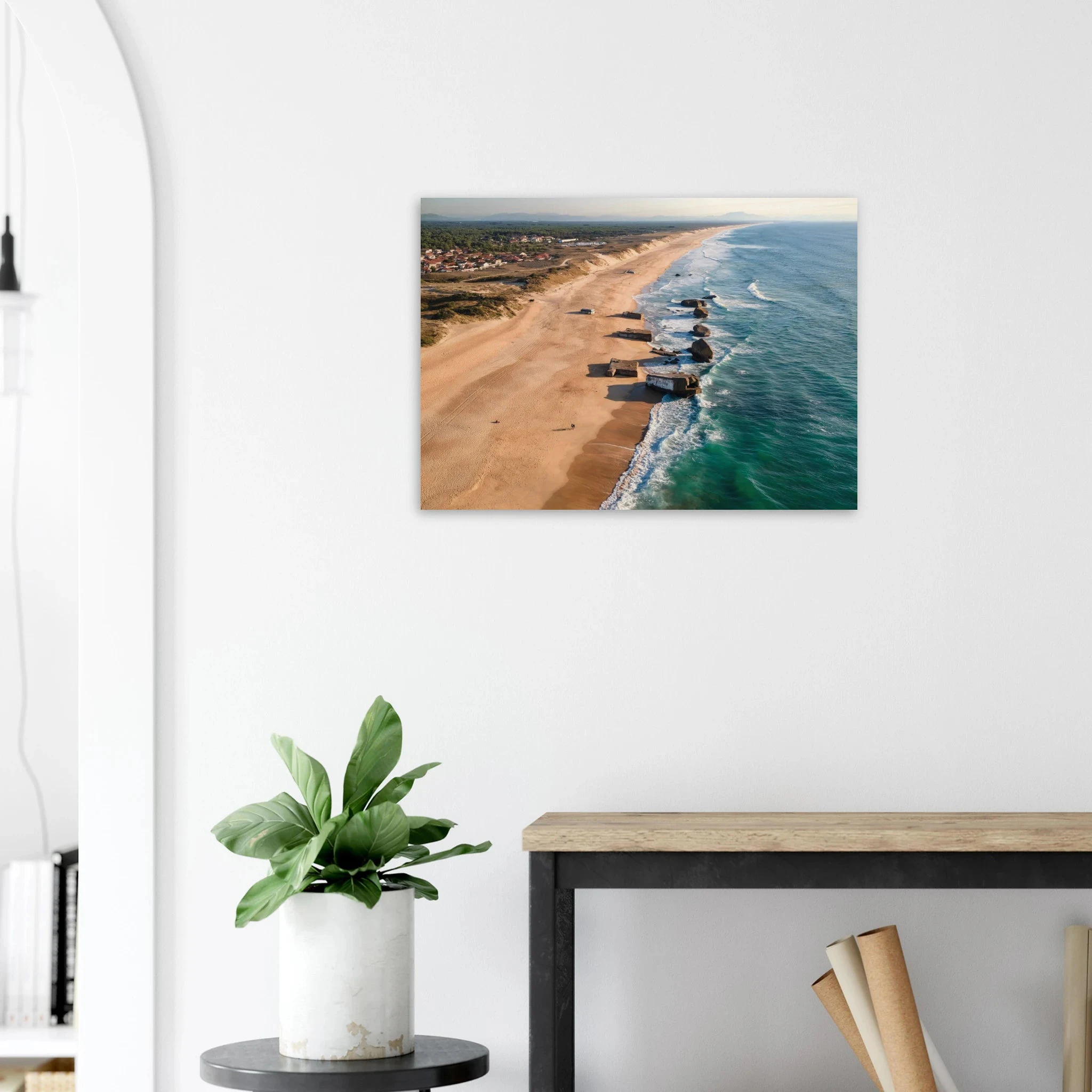Capbreton, Frankreich – Hafenstadt an der französischen Atlantikküste mit Gouf-Canyon vor der Küste und kräftigen Beachbreaks. Kunstdruck auf Holz.