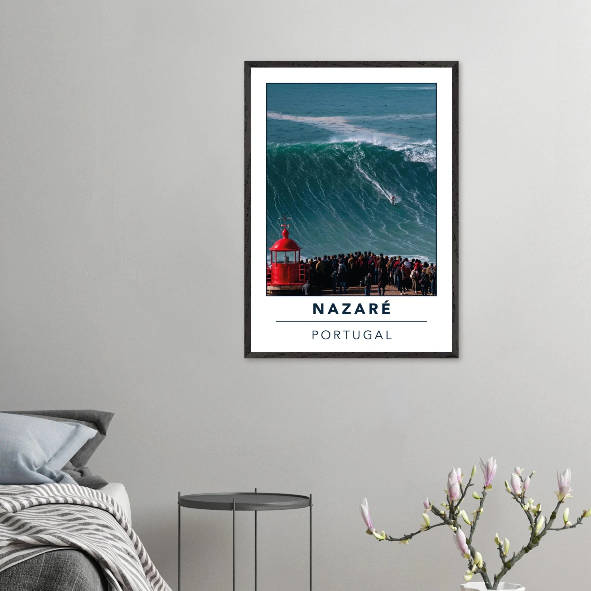 Nazaré, Portugal – Praia do Norte, weltgrößte Big-Wave-Welle Europas an der portugiesischen Atlantikküste. Poster im Galerie-Holzrahmen.