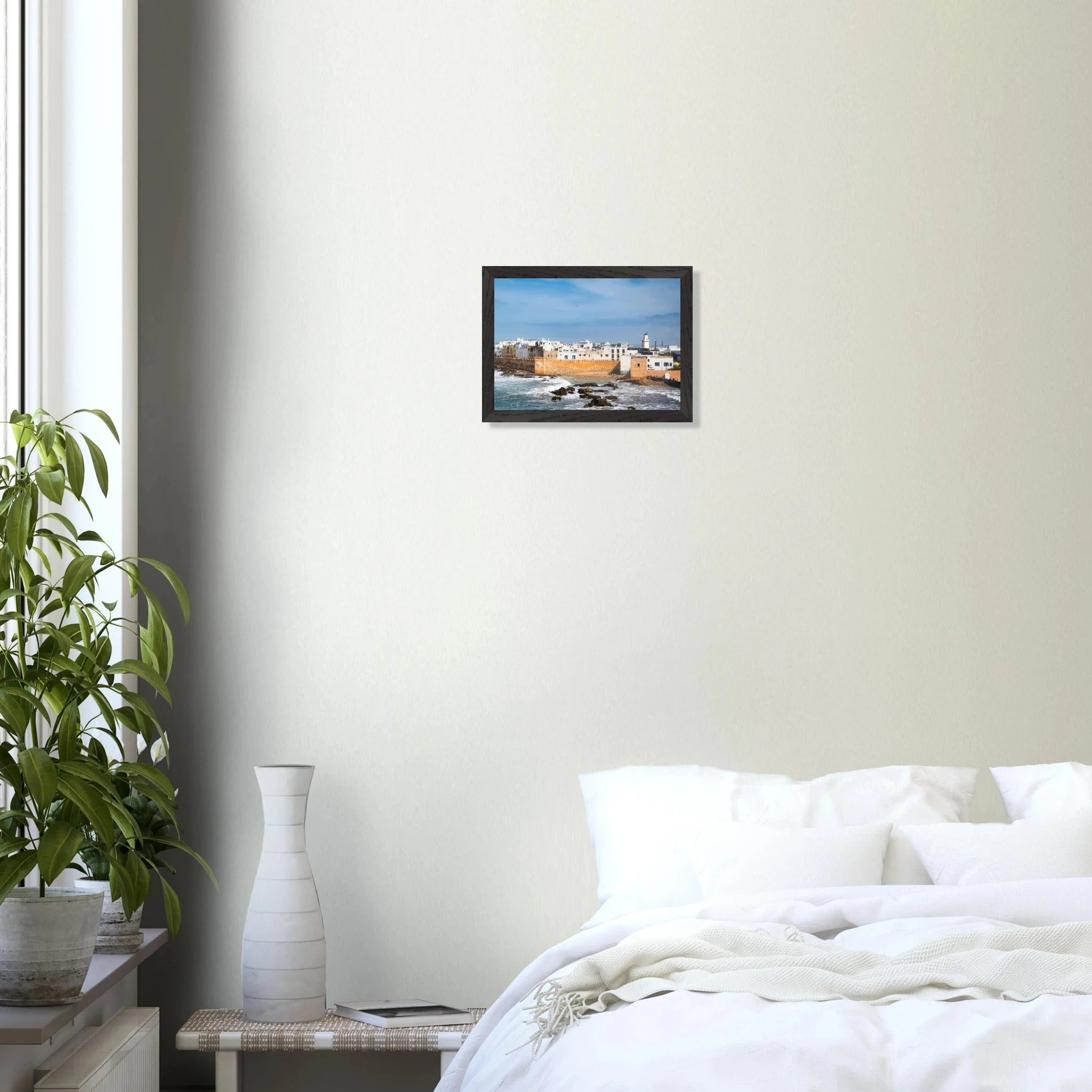 Essaouira, Marokko – Windumtoste Hafenstadt am Atlantik mit Medina-Kulisse und beständigen Wind- und Wellenbedingungen. Poster im Galerie-Holzrahmen.