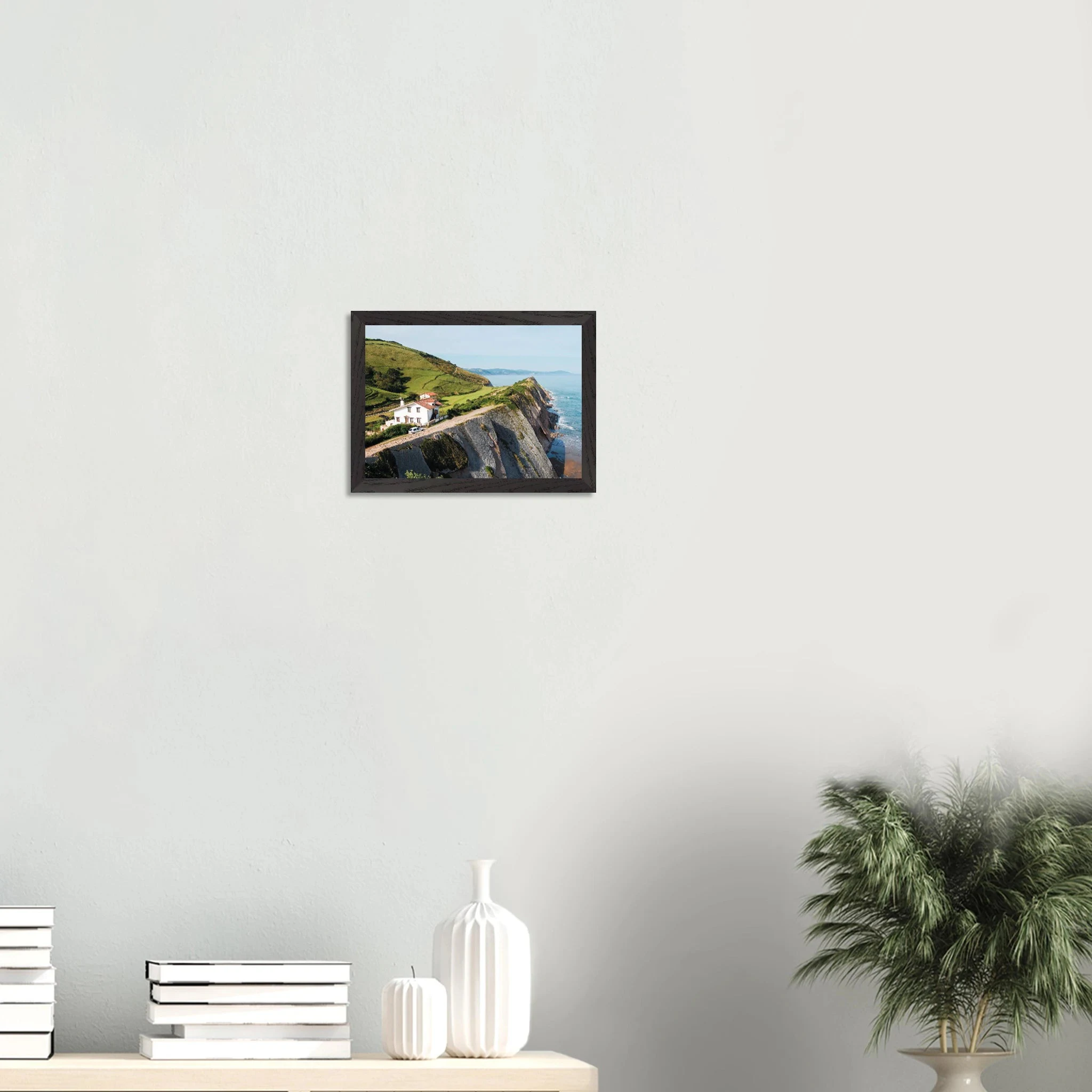 San Vicente de la Barquera, Spanien – Kantabrisches Fischerstädtchen mit Beachbreak Merón und Bergkulisse der Picos de Europa. Poster im Galerie-Holzrahmen.