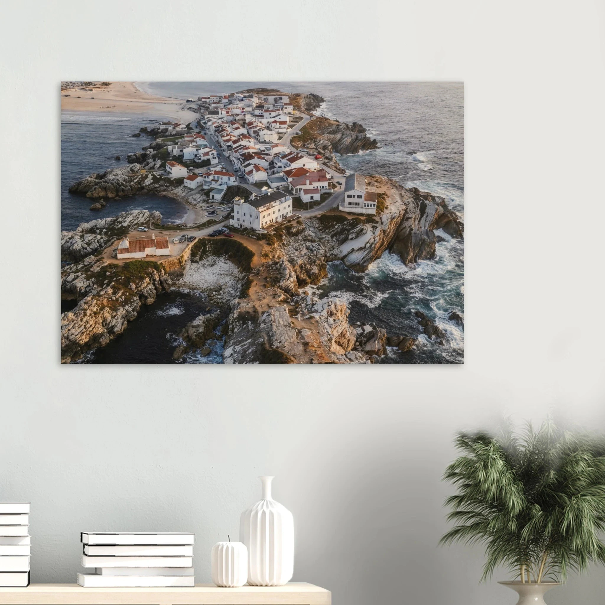 Peniche, Portugal – Halbinsel mit Supertubos-Beachbreak, Austragungsort der WSL Meo Rip Curl Pro Portugal. Kunstdruck auf Holz.