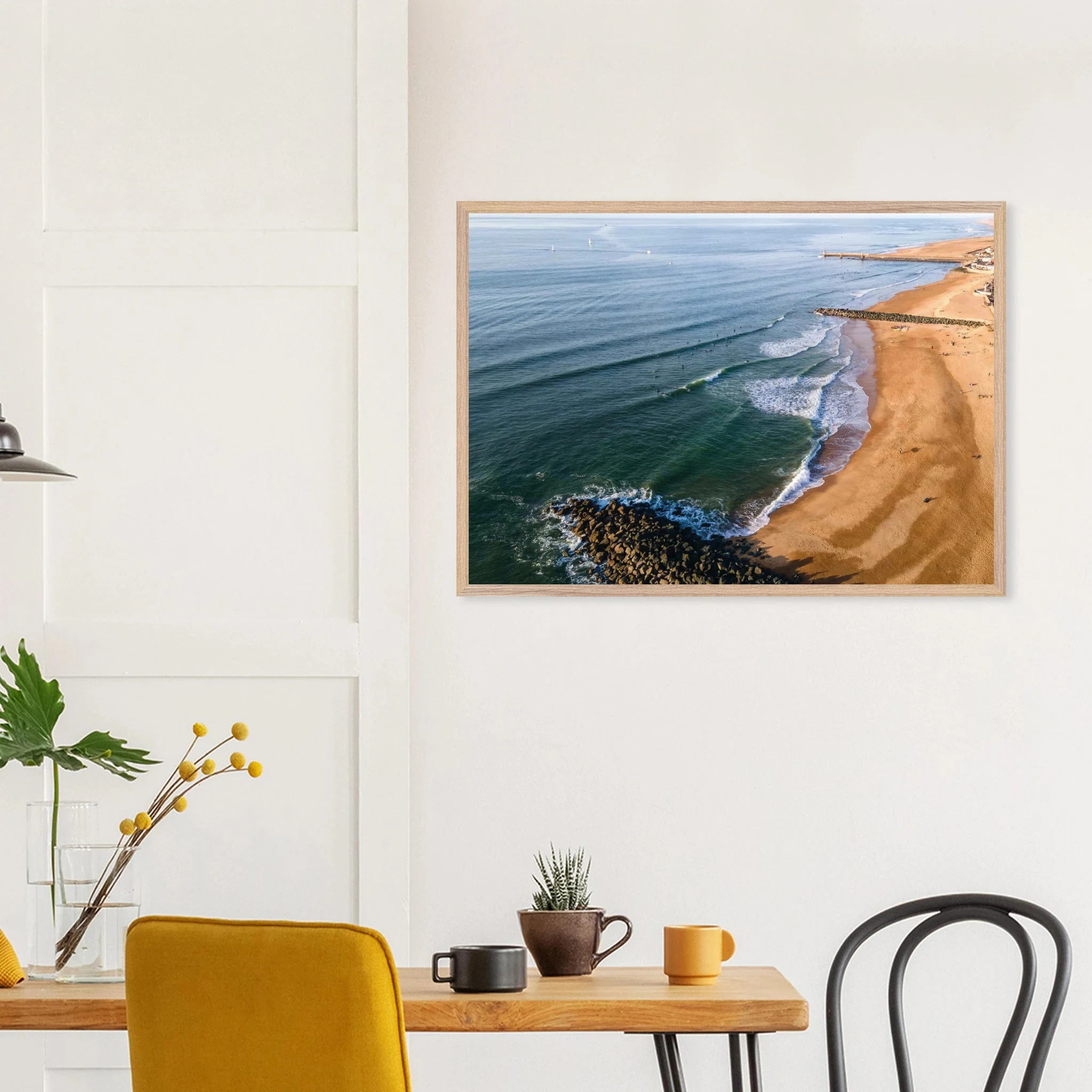 Capbreton, Frankreich – Hafenstadt an der französischen Atlantikküste mit Gouf-Canyon vor der Küste und kräftigen Beachbreaks. Poster im Galerie-Holzrahmen.