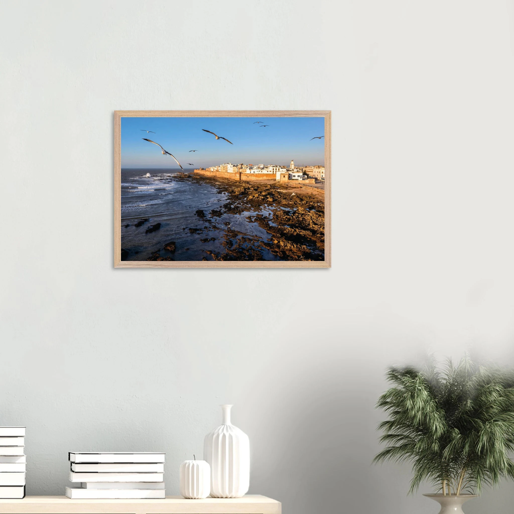 Essaouira, Marokko – Windumtoste Hafenstadt am Atlantik mit Medina-Kulisse und beständigen Wind- und Wellenbedingungen. Poster im Galerie-Holzrahmen.