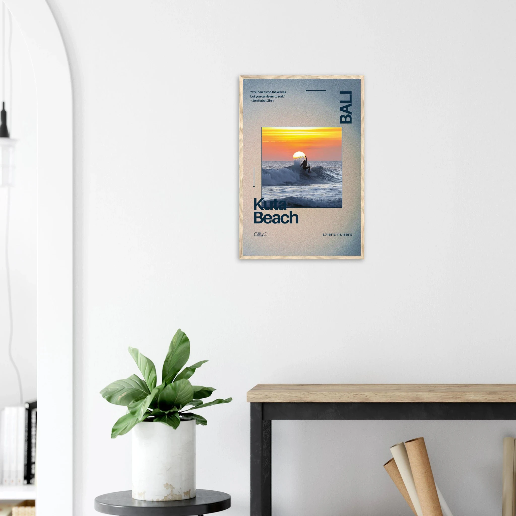 Kuta Beach, Bali (Indonesien) – Belebter Beachbreak im Süden Balis, klassischer Einsteiger-Spot mit weichen Wellen. Poster im Holzrahmen.
