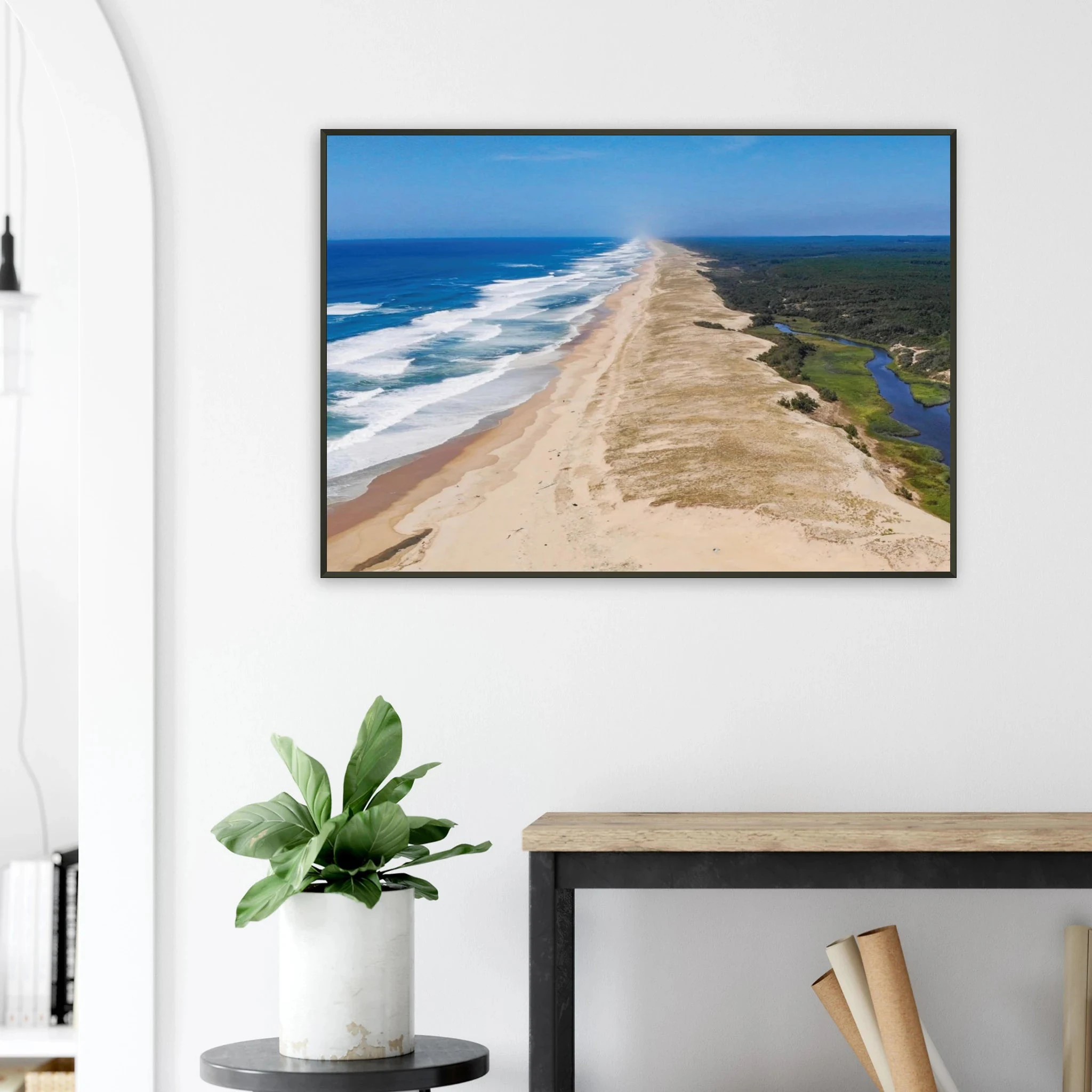 Moliets-et-Maa, Frankreich – Ruhiger Pinienwald-Strand in den Landes mit beständigem Atlantik-Swell für alle Levels. Poster im Metallrahmen.