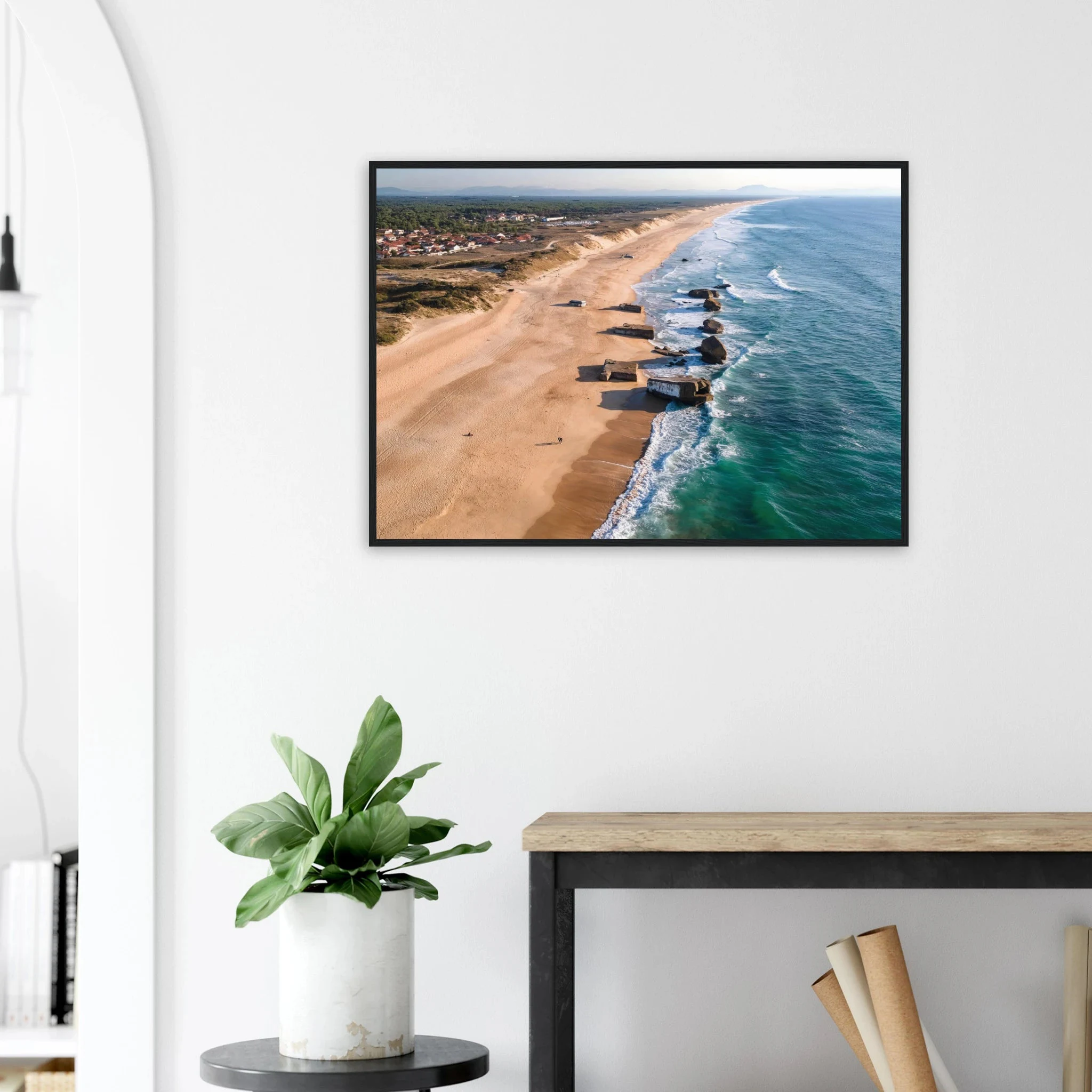 Capbreton, Frankreich – Hafenstadt an der französischen Atlantikküste mit Gouf-Canyon vor der Küste und kräftigen Beachbreaks. Poster im Holzrahmen.