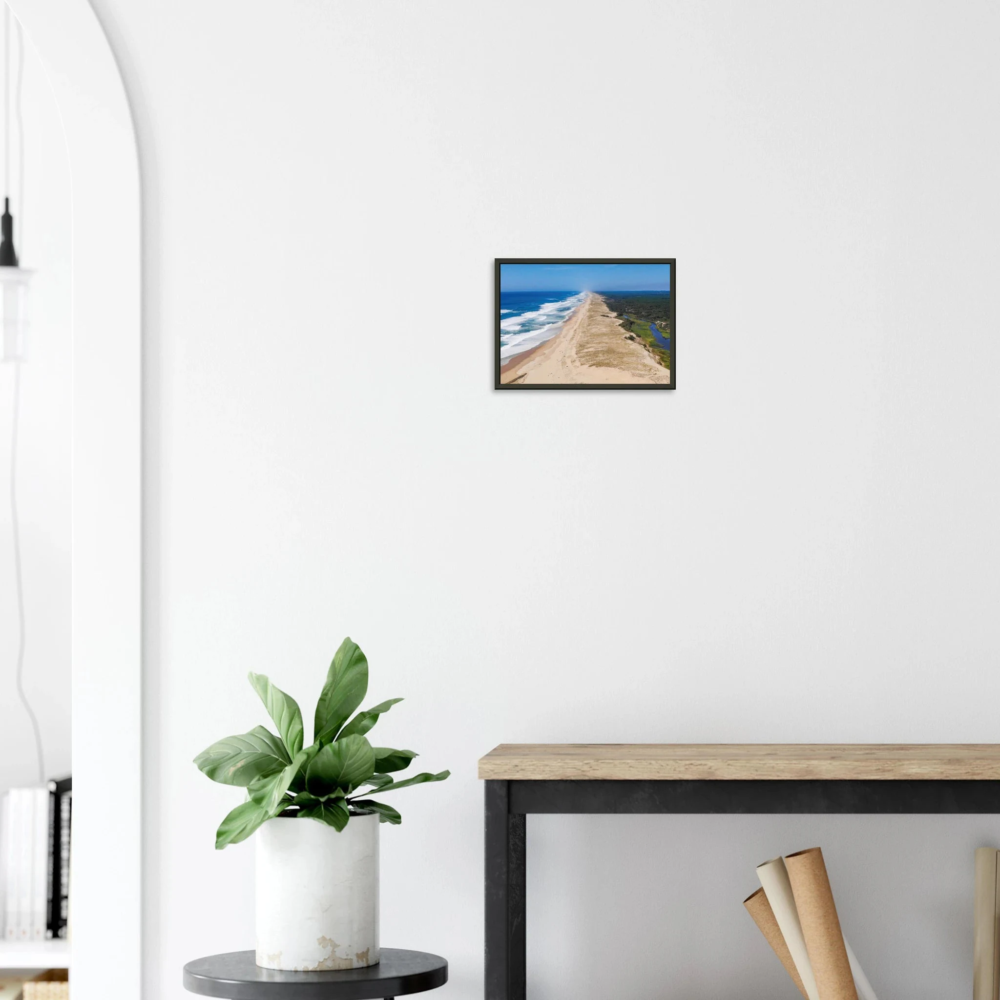 Moliets-et-Maa, Frankreich – Ruhiger Pinienwald-Strand in den Landes mit beständigem Atlantik-Swell für alle Levels. Poster im Metallrahmen.