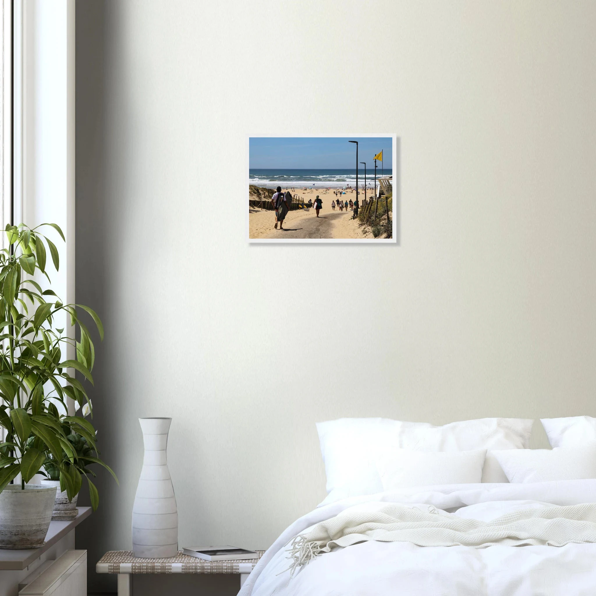Moliets-et-Maa, Frankreich – Ruhiger Pinienwald-Strand in den Landes mit beständigem Atlantik-Swell für alle Levels. Poster im Holzrahmen.