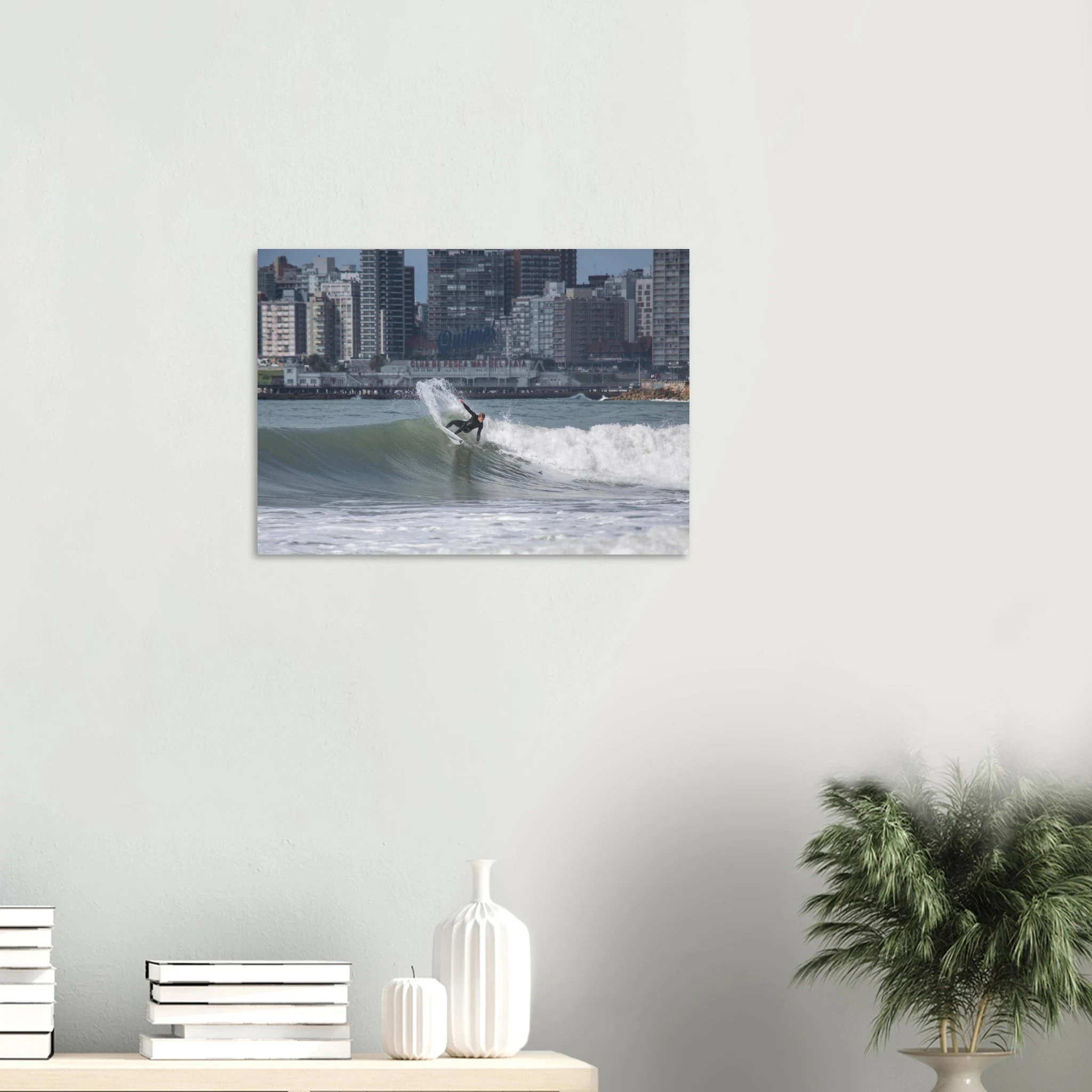 Mar del Plata, Argentinien – Atlantik-Badestadt südlich von Buenos Aires mit urbanen Beachbreaks und Pier-Wellen. Poster.