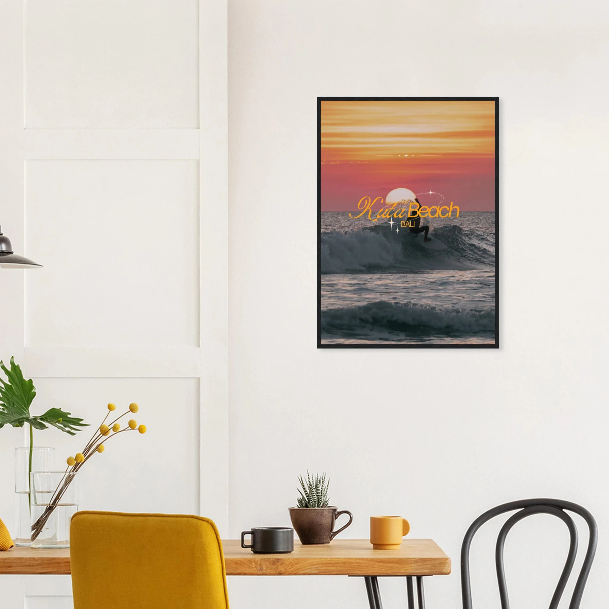 Kuta Beach, Bali (Indonesien) – Belebter Beachbreak im Süden Balis, klassischer Einsteiger-Spot mit weichen Wellen. Poster im Holzrahmen.