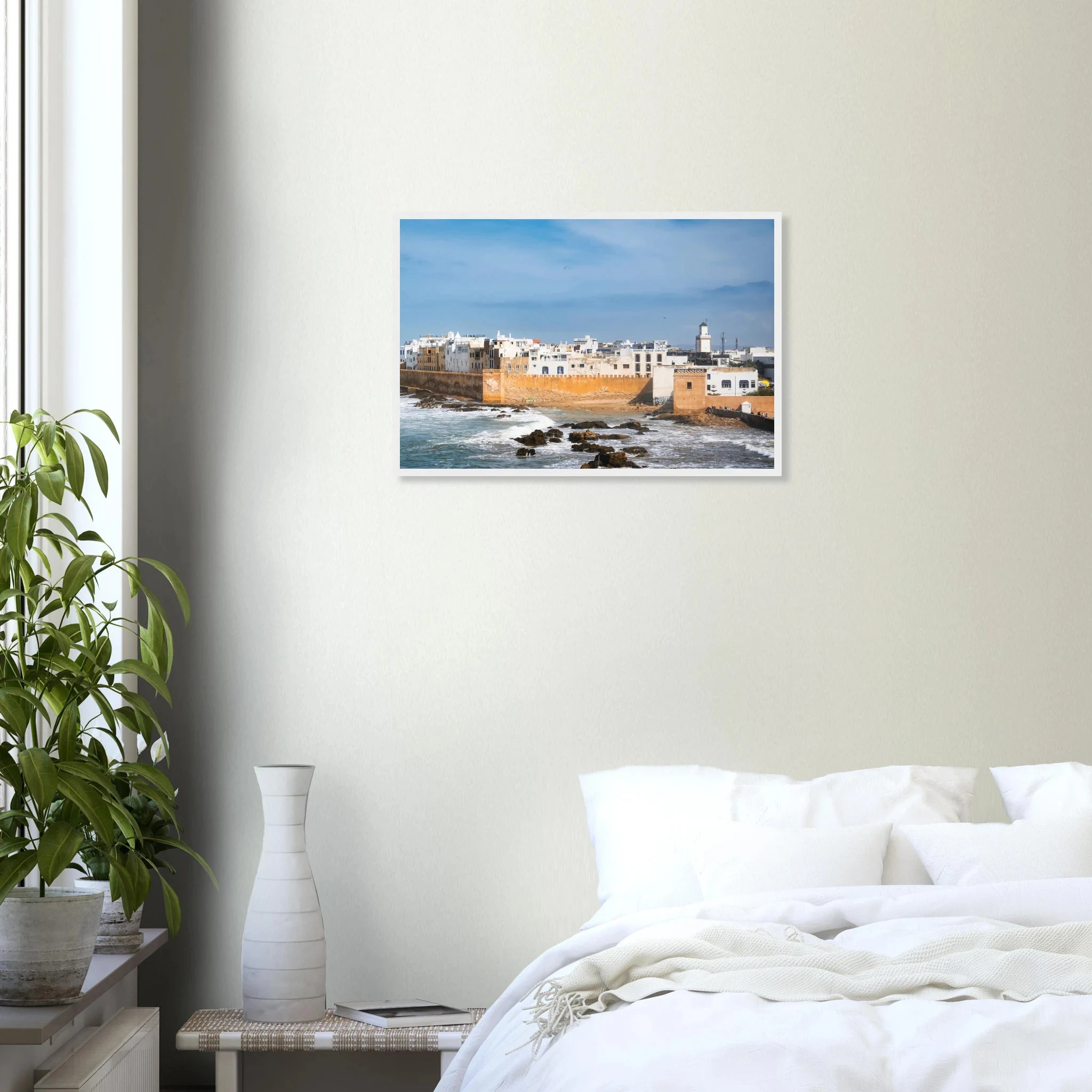 Essaouira, Marokko – Windumtoste Hafenstadt am Atlantik mit Medina-Kulisse und beständigen Wind- und Wellenbedingungen. Poster im Holzrahmen.