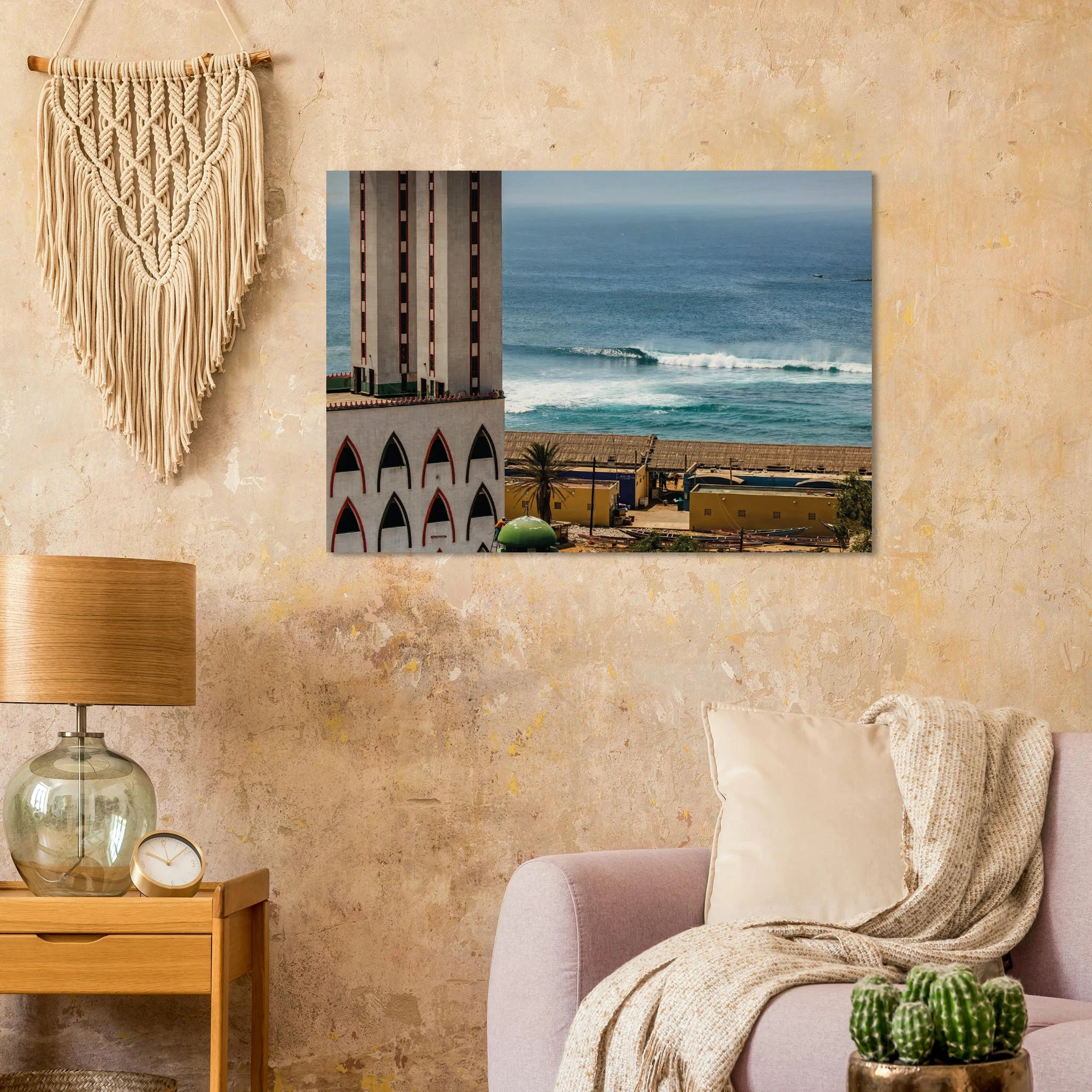 Saly, Senegal – Westafrikanische Küstenstadt an der Petite Côte mit Riffwellen und warmem Atlantik. Kunstdruck auf Holz.