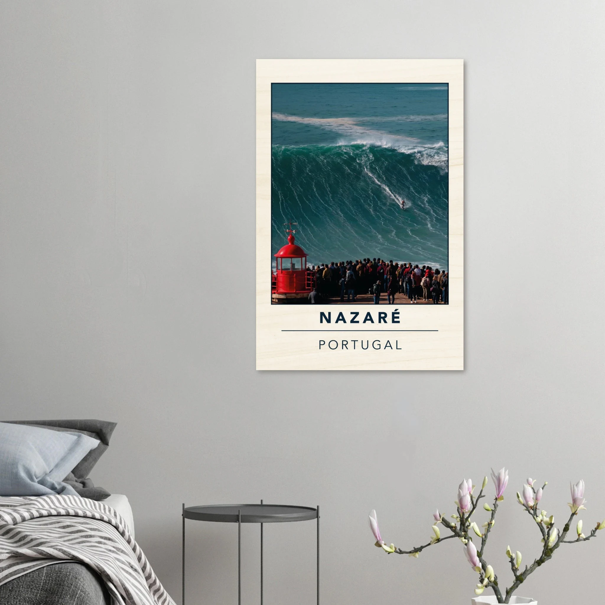 Nazaré, Portugal – Praia do Norte, weltgrößte Big-Wave-Welle Europas an der portugiesischen Atlantikküste. Kunstdruck auf Holz.