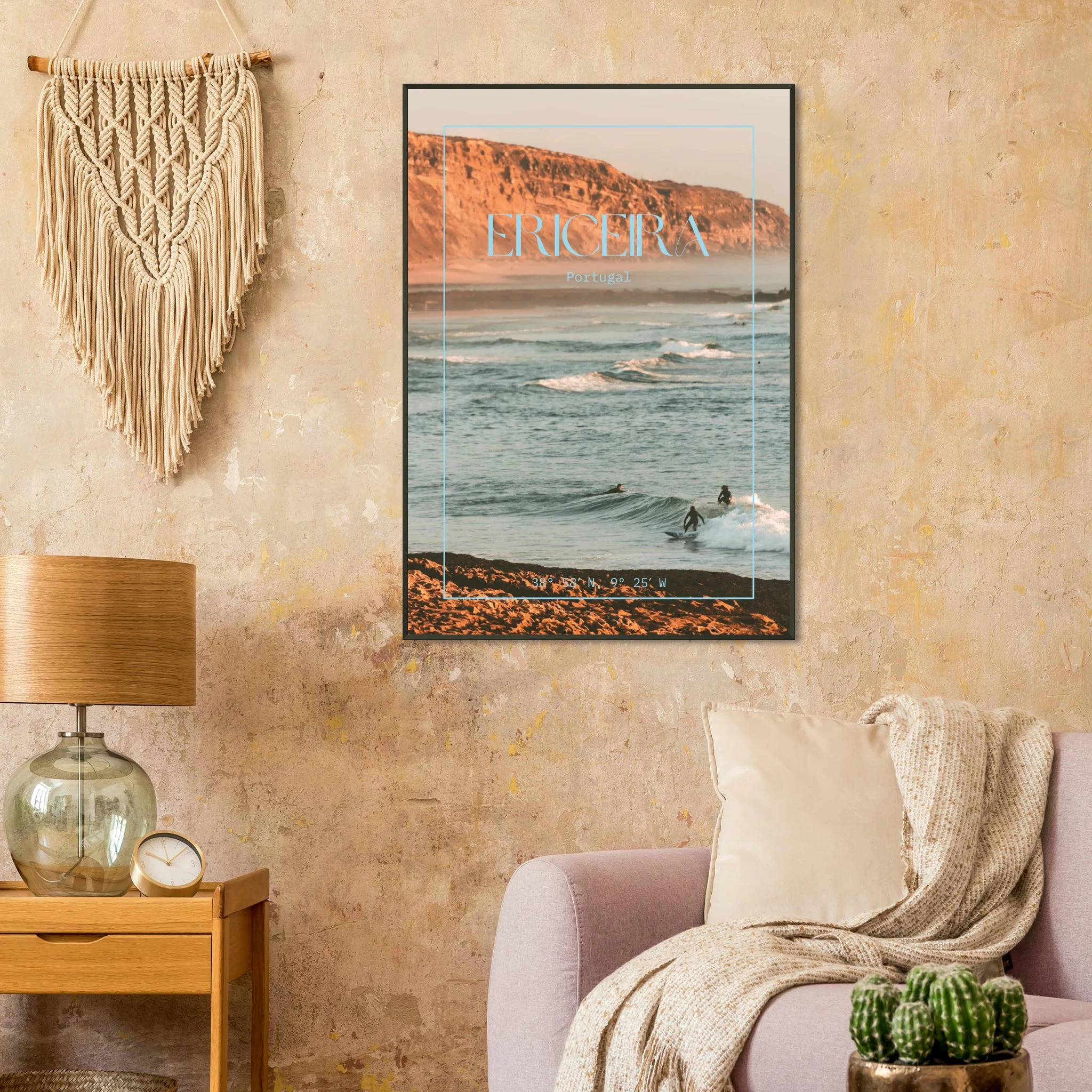 Ericeira, Portugal – World Surfing Reserve nördlich von Lissabon mit Reefbreaks wie Coxos und Ribeira d'Ilhas. Poster im Metallrahmen.