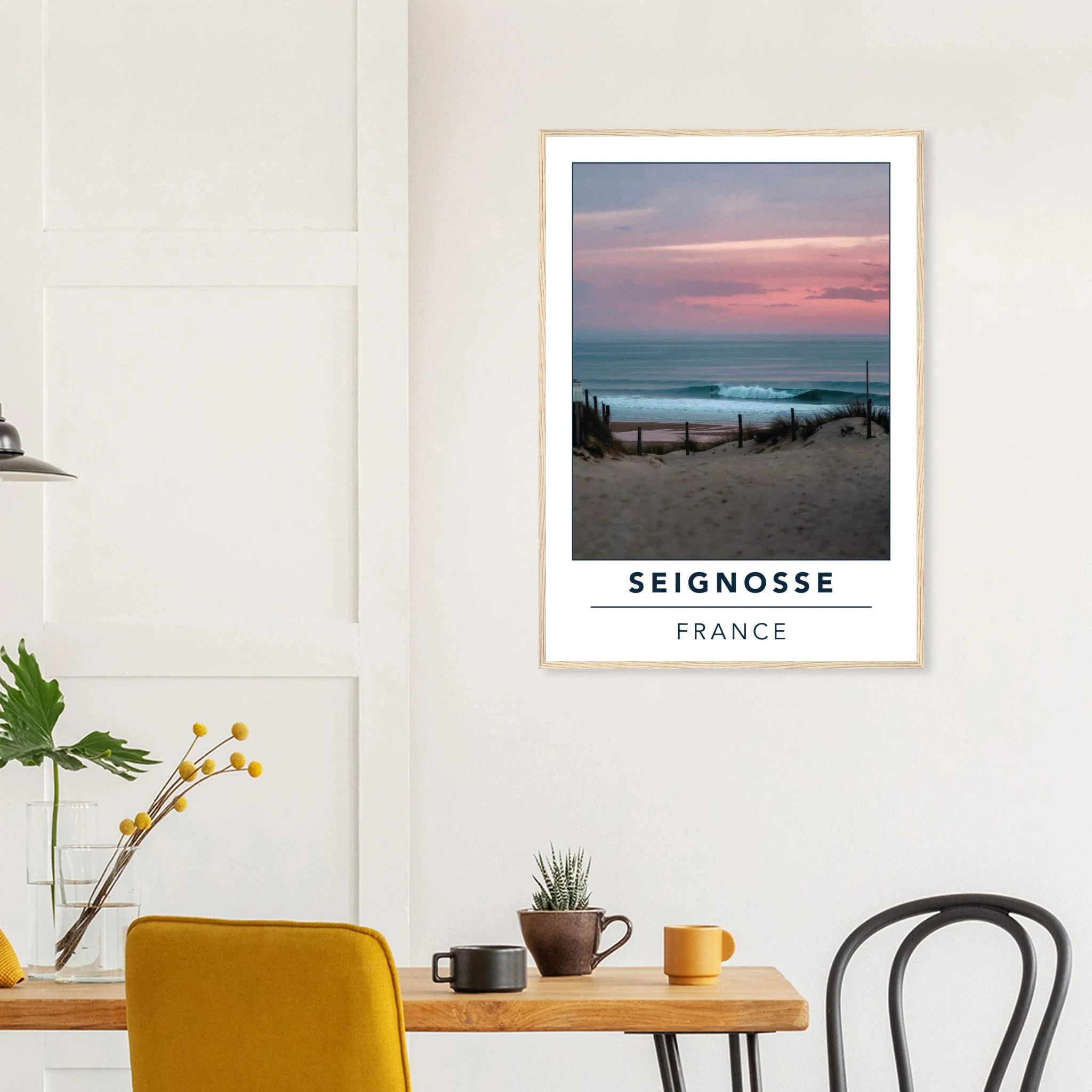 Seignosse, Frankreich – Dünenstrand in den Landes mit hohlen Beachbreaks und ausgeprägter Herbstsaison. Poster im Holzrahmen.