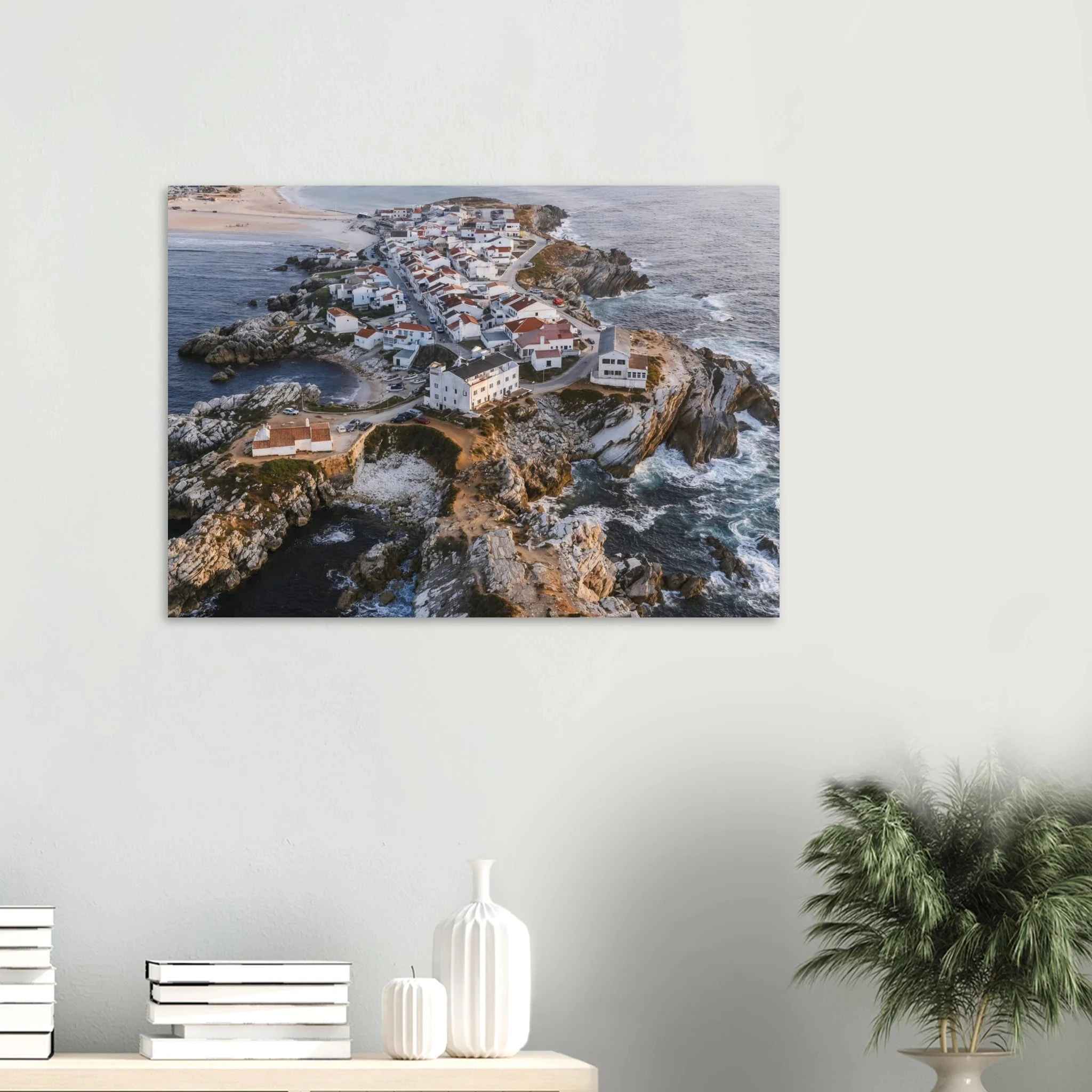 Peniche, Portugal – Halbinsel mit Supertubos-Beachbreak, Austragungsort der WSL Meo Rip Curl Pro Portugal. Poster.
