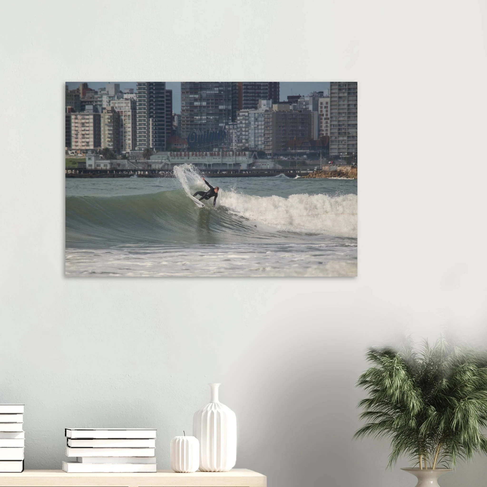 Mar del Plata, Argentinien – Atlantik-Badestadt südlich von Buenos Aires mit urbanen Beachbreaks und Pier-Wellen. Kunstdruck auf Holz.