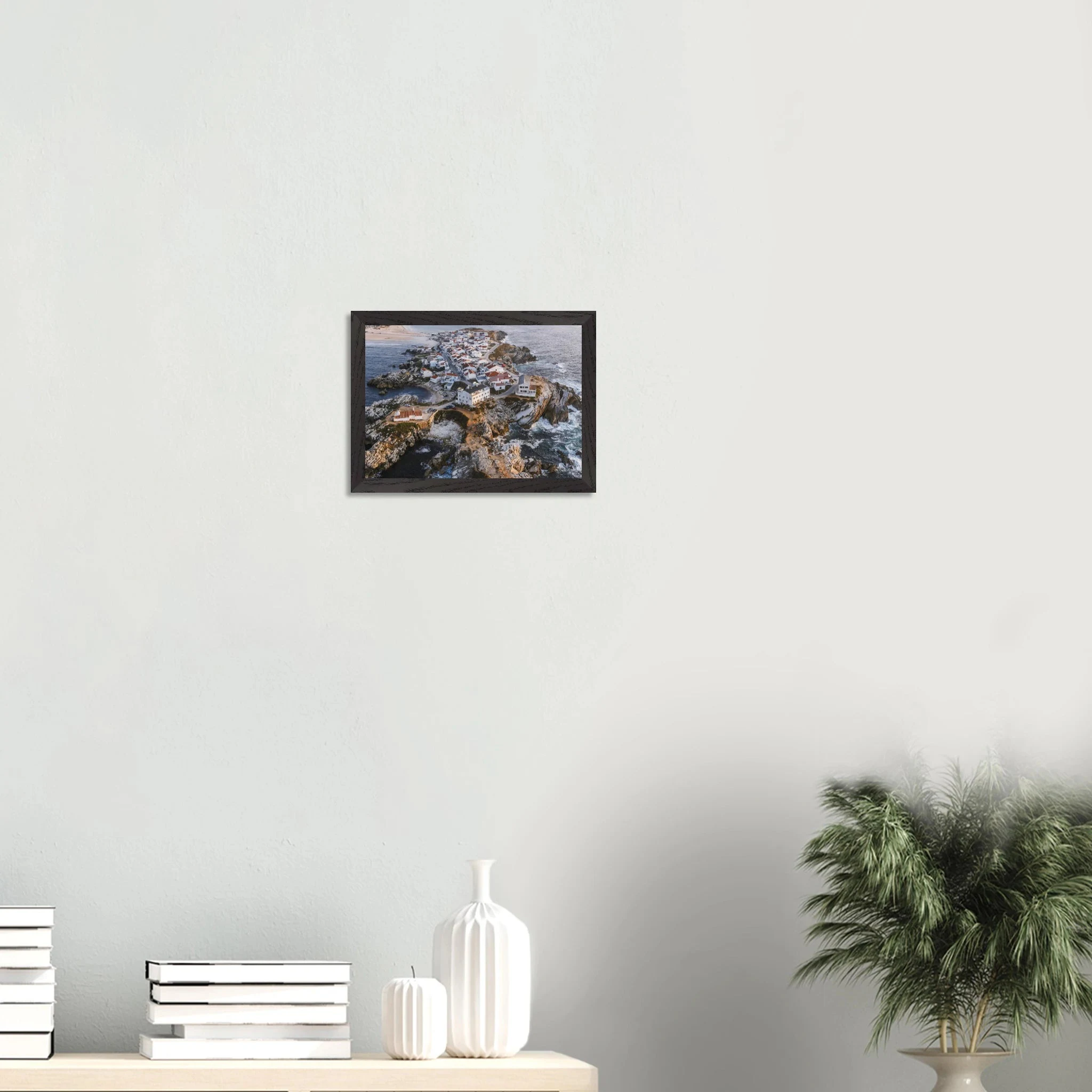 Peniche, Portugal – Halbinsel mit Supertubos-Beachbreak, Austragungsort der WSL Meo Rip Curl Pro Portugal. Poster im Galerie-Holzrahmen.