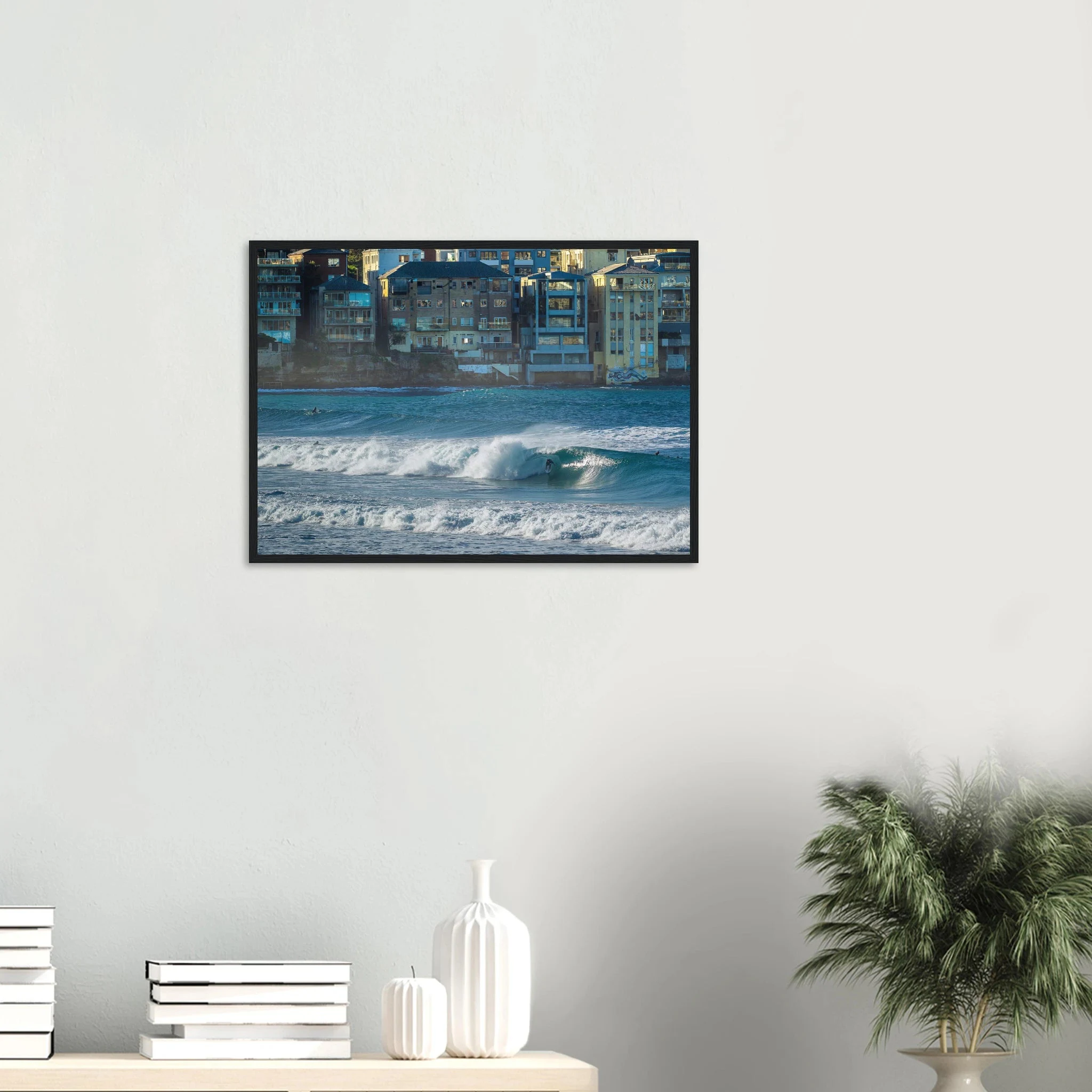 Bondi Beach, Australien – Ikonischer Stadtstrand im Osten Sydneys mit klassischem Beachbreak und Surfkultur-Geschichte. Poster im Holzrahmen.