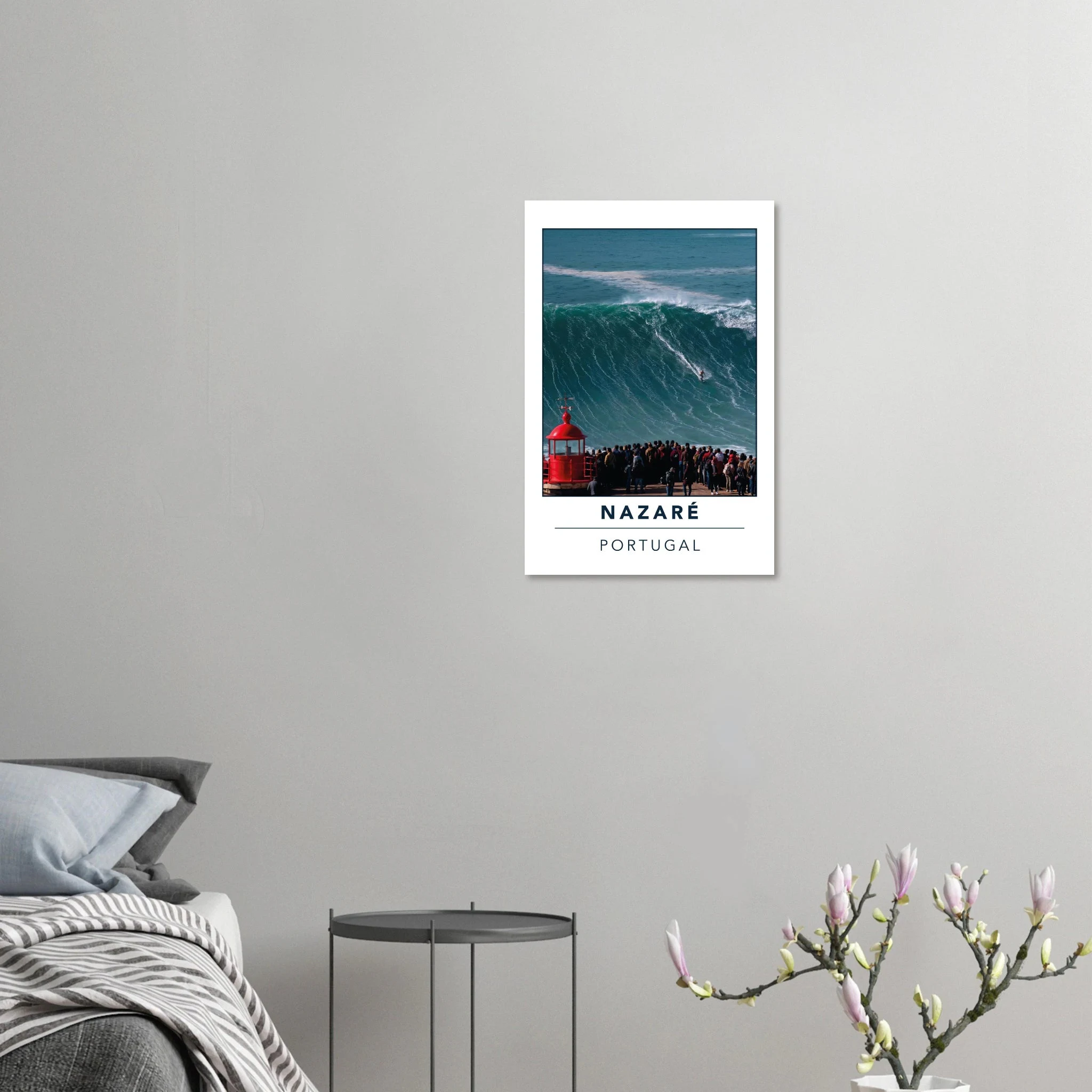 Nazaré, Portugal – Praia do Norte, weltgrößte Big-Wave-Welle Europas an der portugiesischen Atlantikküste. Kunstdruck auf Alu-Dibond.