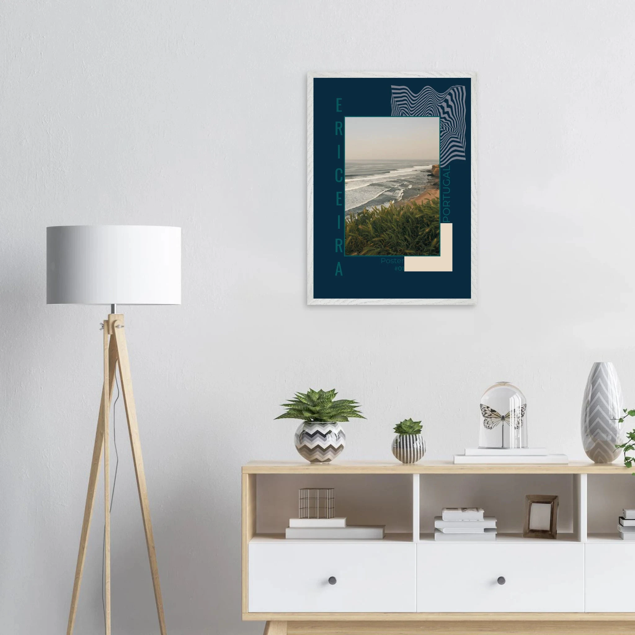 Ericeira, Portugal – World Surfing Reserve nördlich von Lissabon mit Reefbreaks wie Coxos und Ribeira d'Ilhas. Poster im Galerie-Holzrahmen.