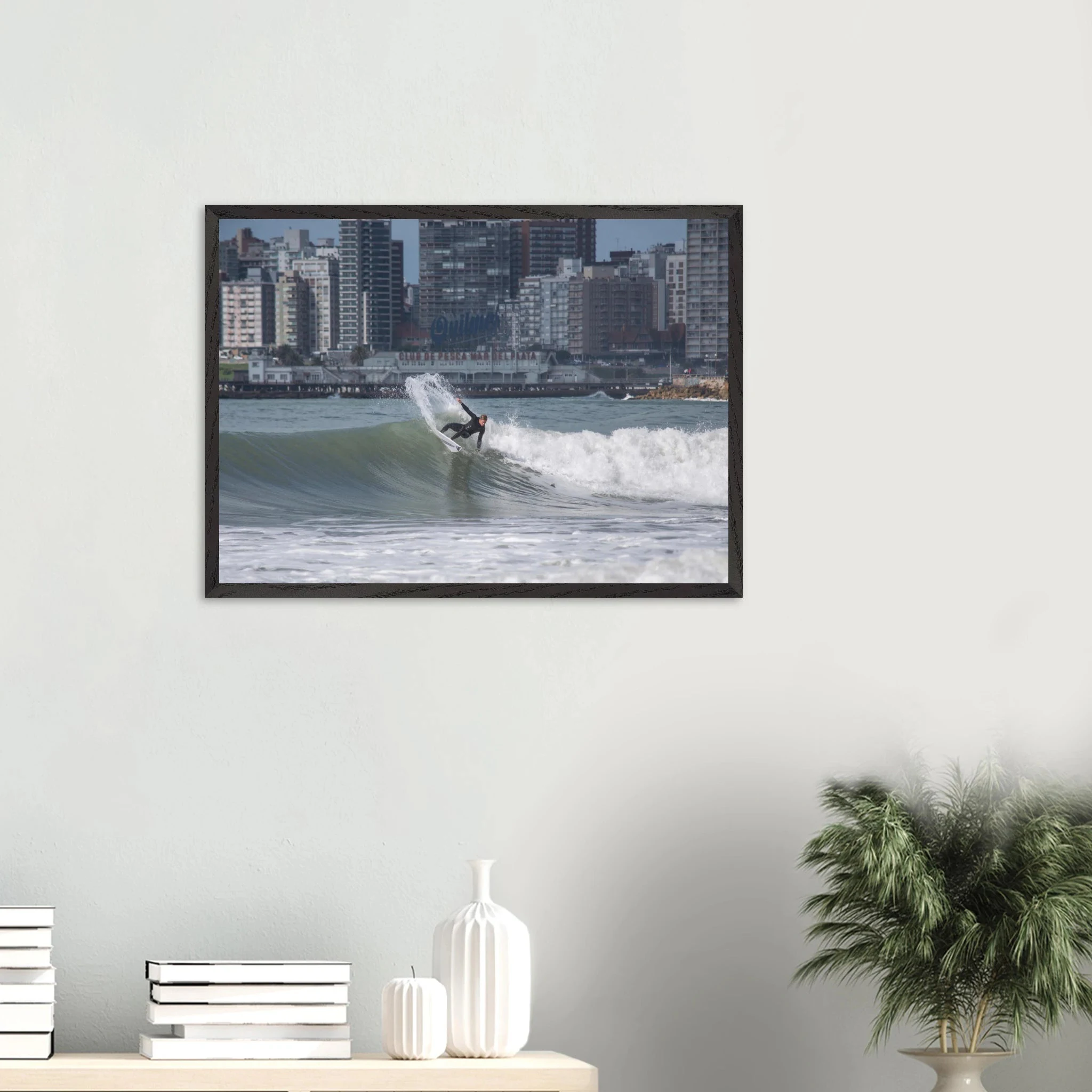 Mar del Plata, Argentinien – Atlantik-Badestadt südlich von Buenos Aires mit urbanen Beachbreaks und Pier-Wellen. Poster im Galerie-Holzrahmen.