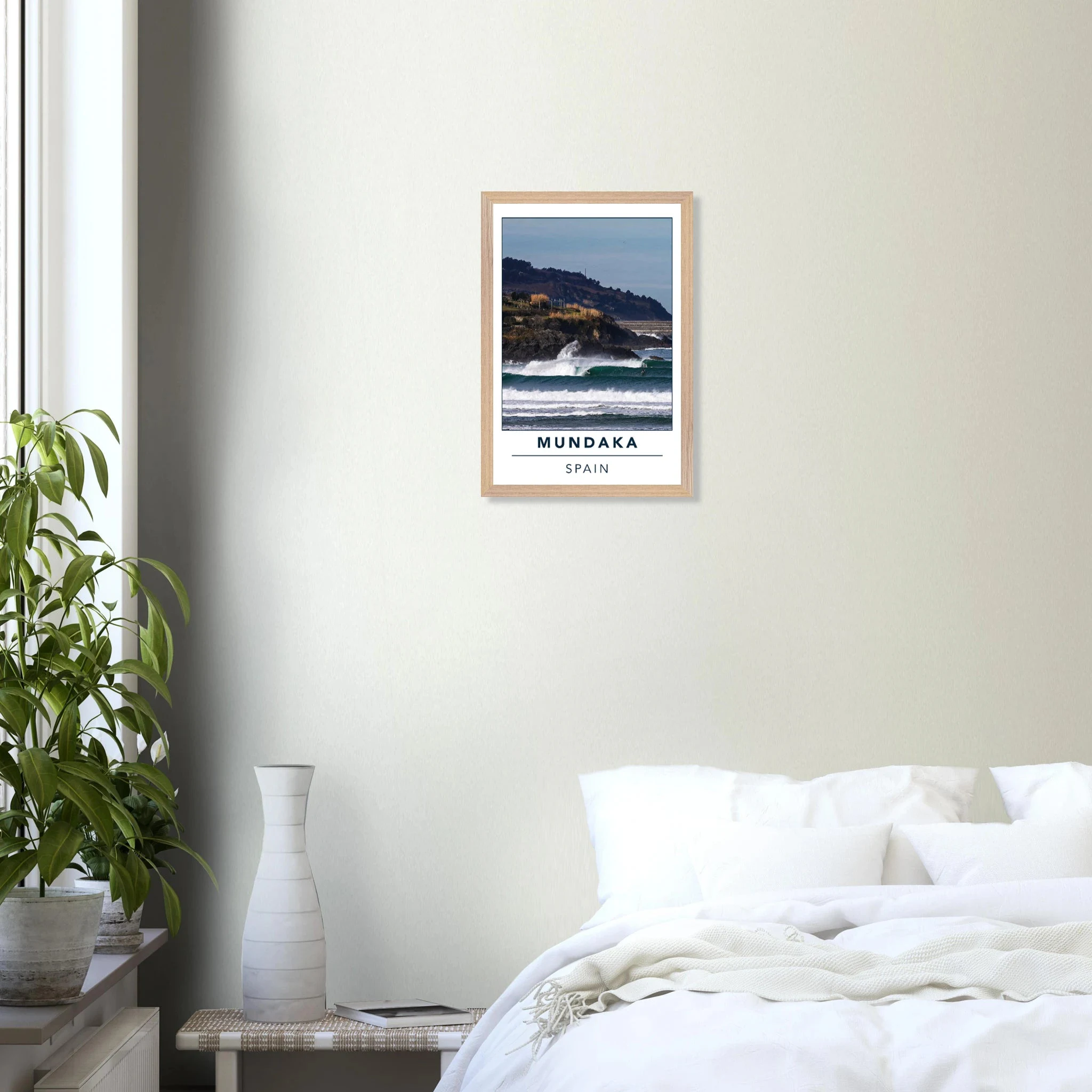 Mundaka, Spanien – Linke Flussmündungswelle im Baskenland, eine der längsten Barrels Europas. Poster im Galerie-Holzrahmen.